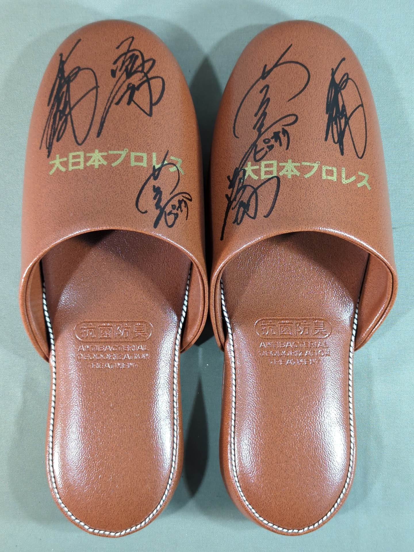 【3選手直筆サイン入り】大日本プロレス スリッパ
