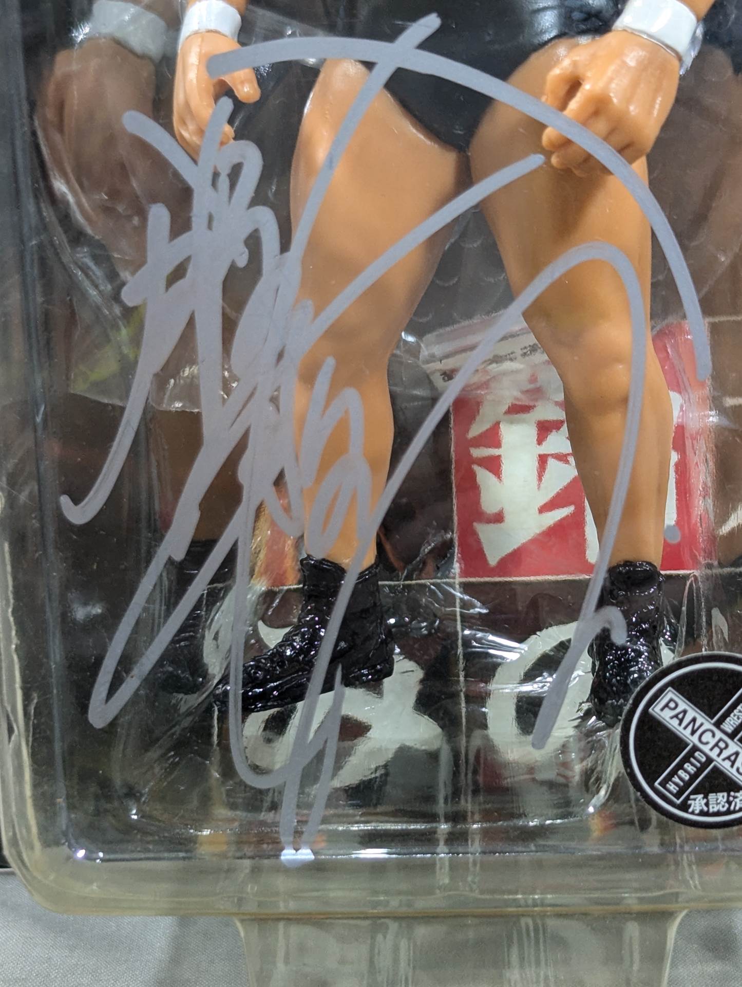 【hand signed autograph】 Minoru Suzuki (black shoes, black towel)