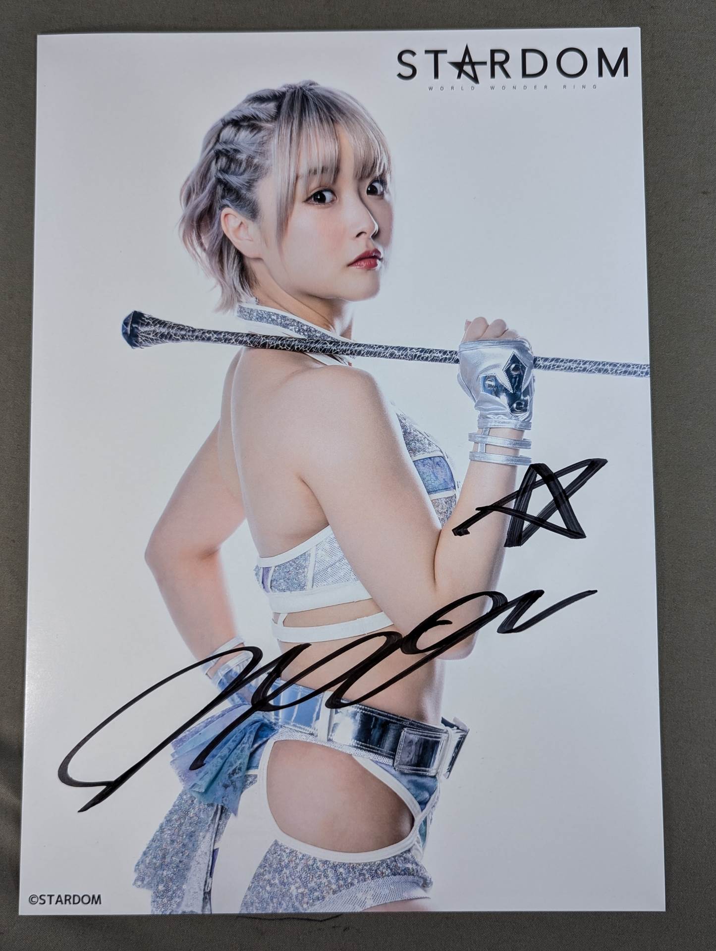 なつぽい 直筆サイン入り スターダムポートレート(M-4)