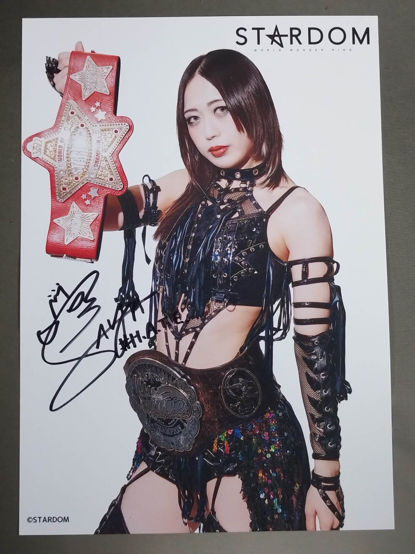 上谷沙弥 直筆サイン入り スターダムポートレート(T-5)