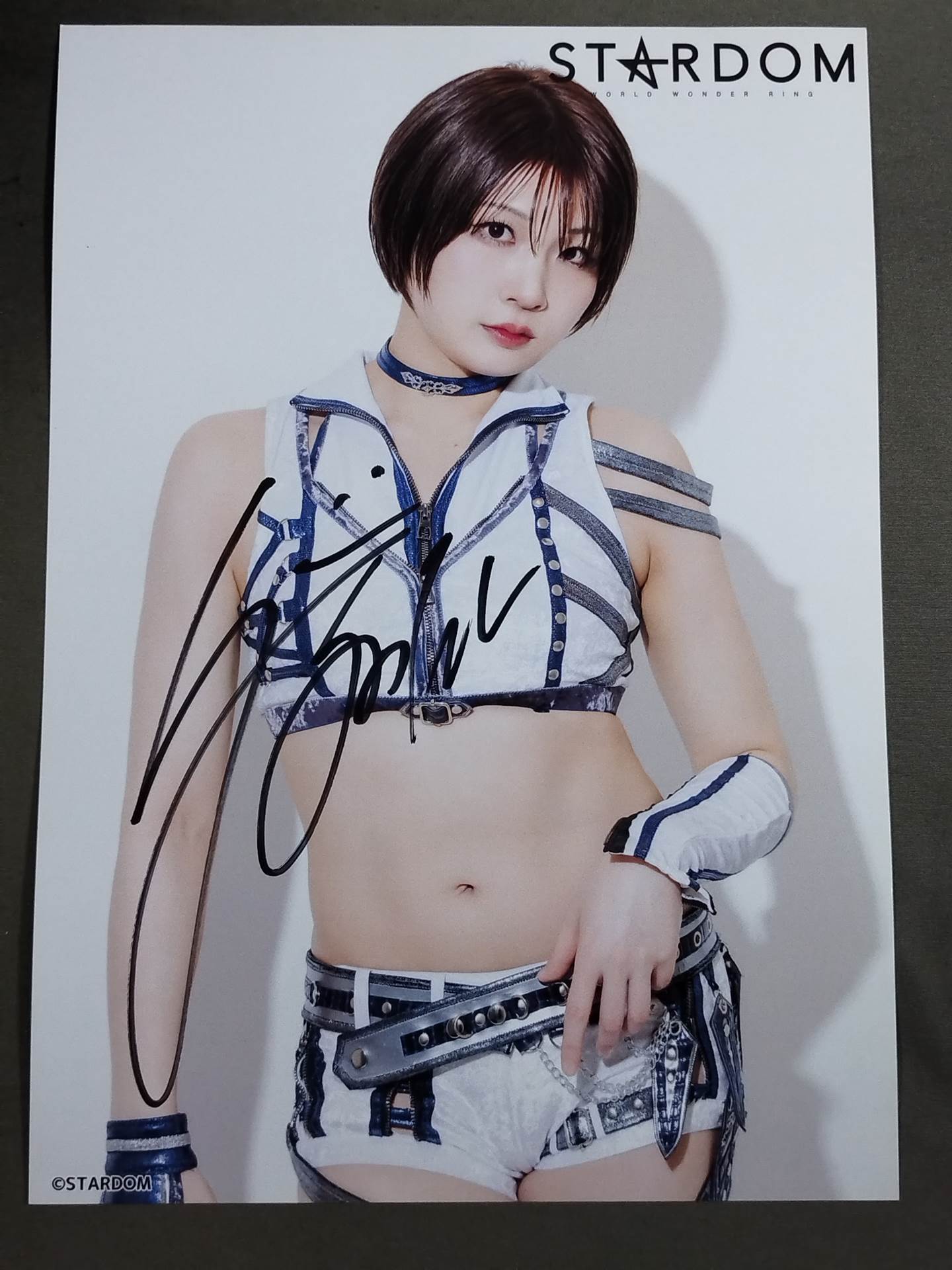 安納サオリ 直筆サイン入り スターダムポートレート(B-8)