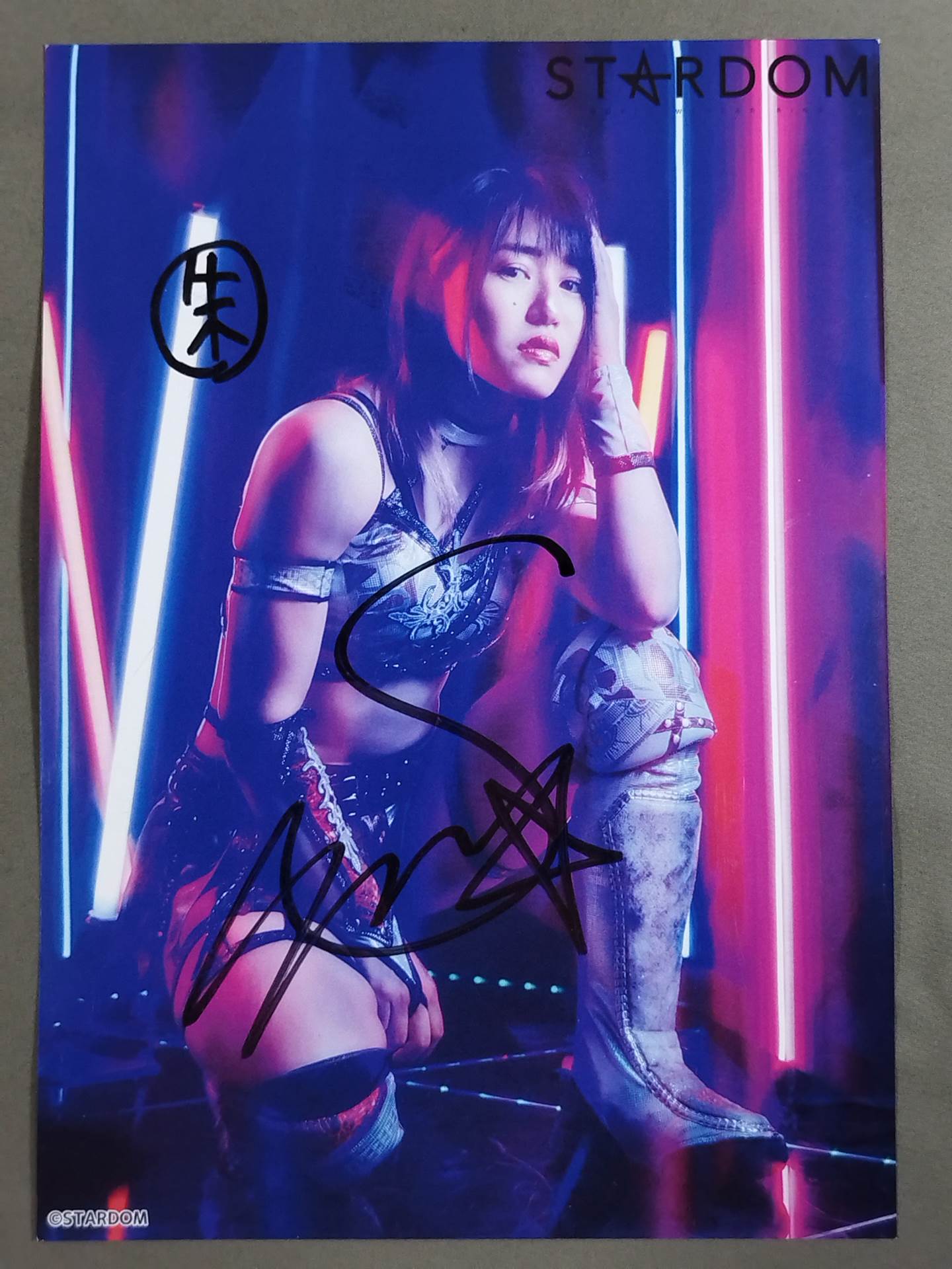 朱里 直筆サイン入り スターダムポートレート(G-5)