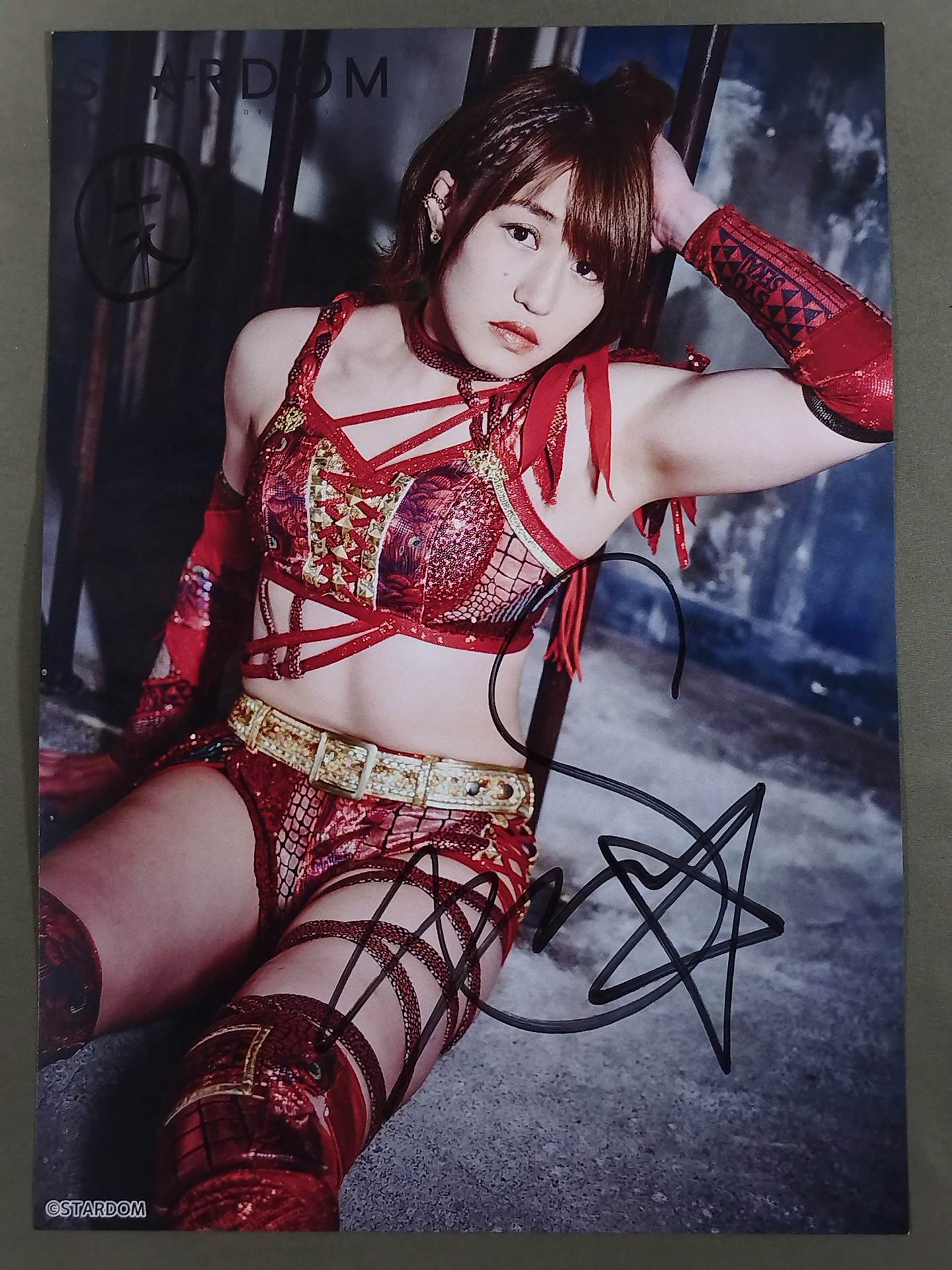 朱里 直筆サイン入り スターダムポートレート(G-6)