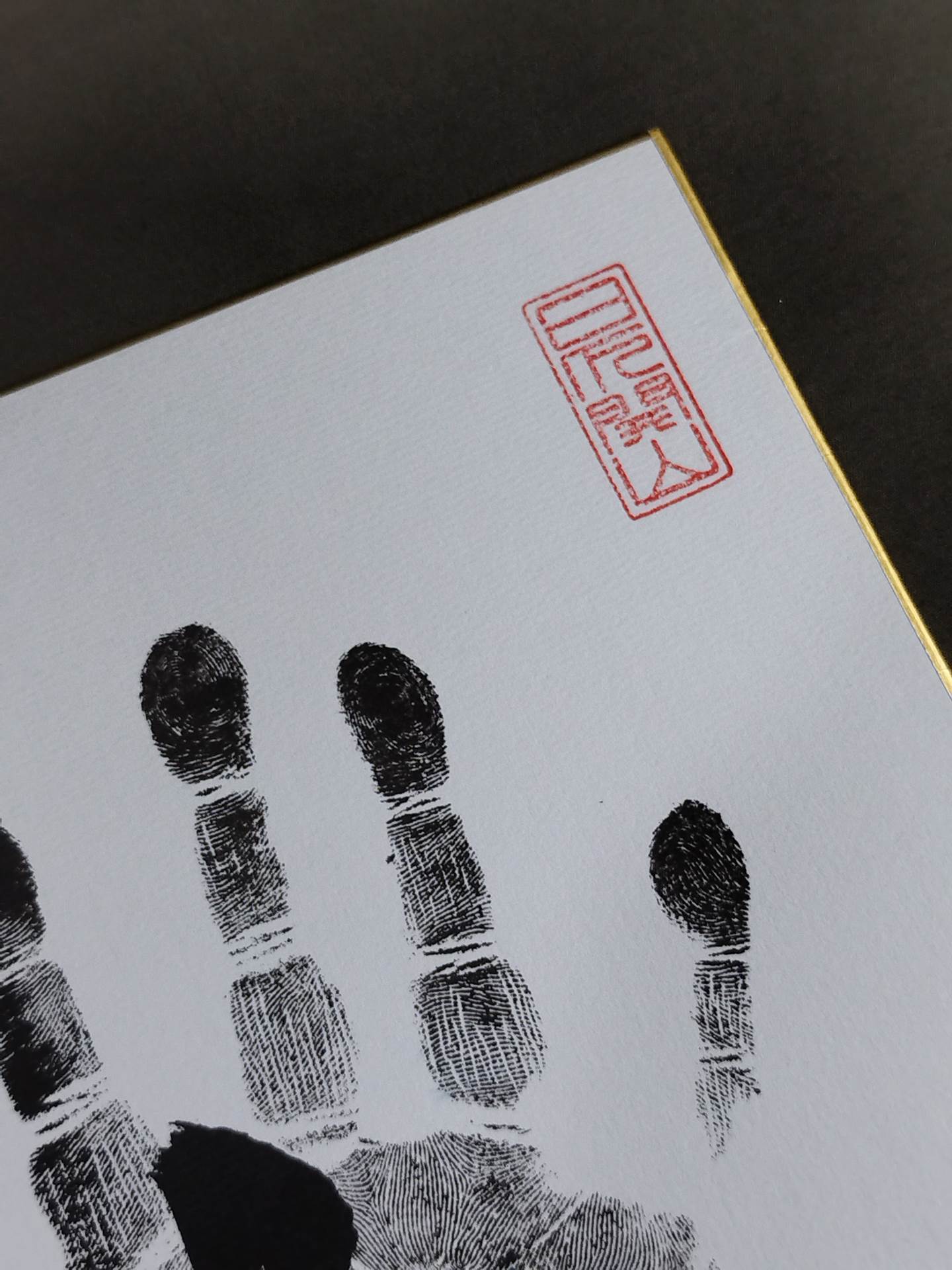 Hakuho (black with handprint)