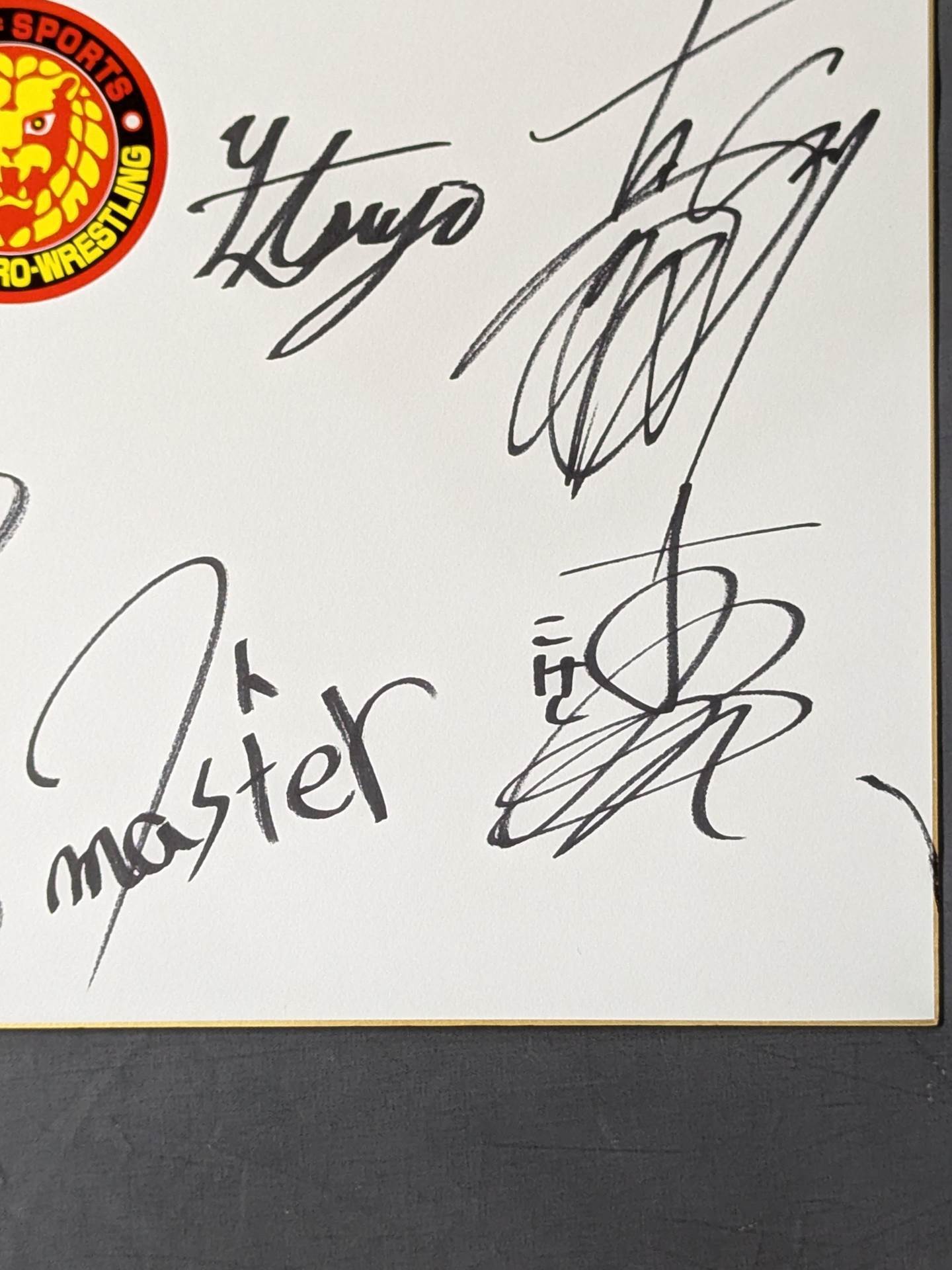 新日本プロレス 12選手直筆サイン寄せ書き(特大色紙・ステッカー貼付)