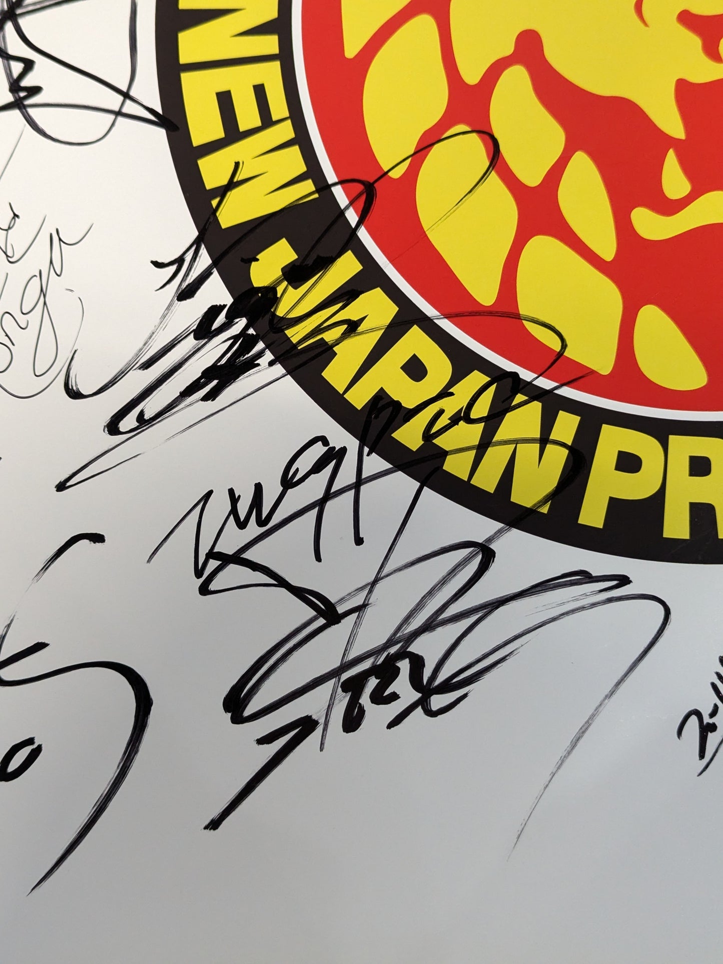新日本プロレス 28選手直筆サイン寄せ書き(ライオンマーク特大厚紙)