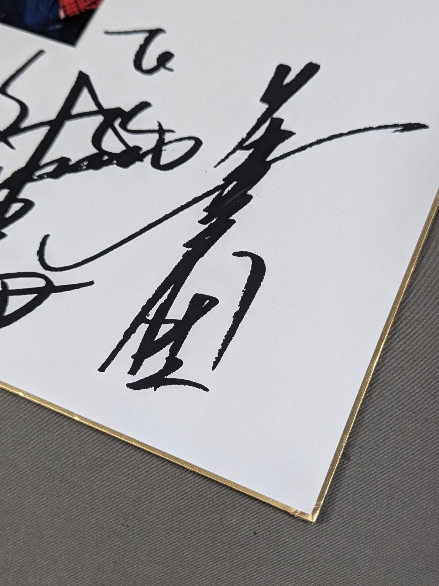 Crush Gals Autograph is printed (photo Affix)