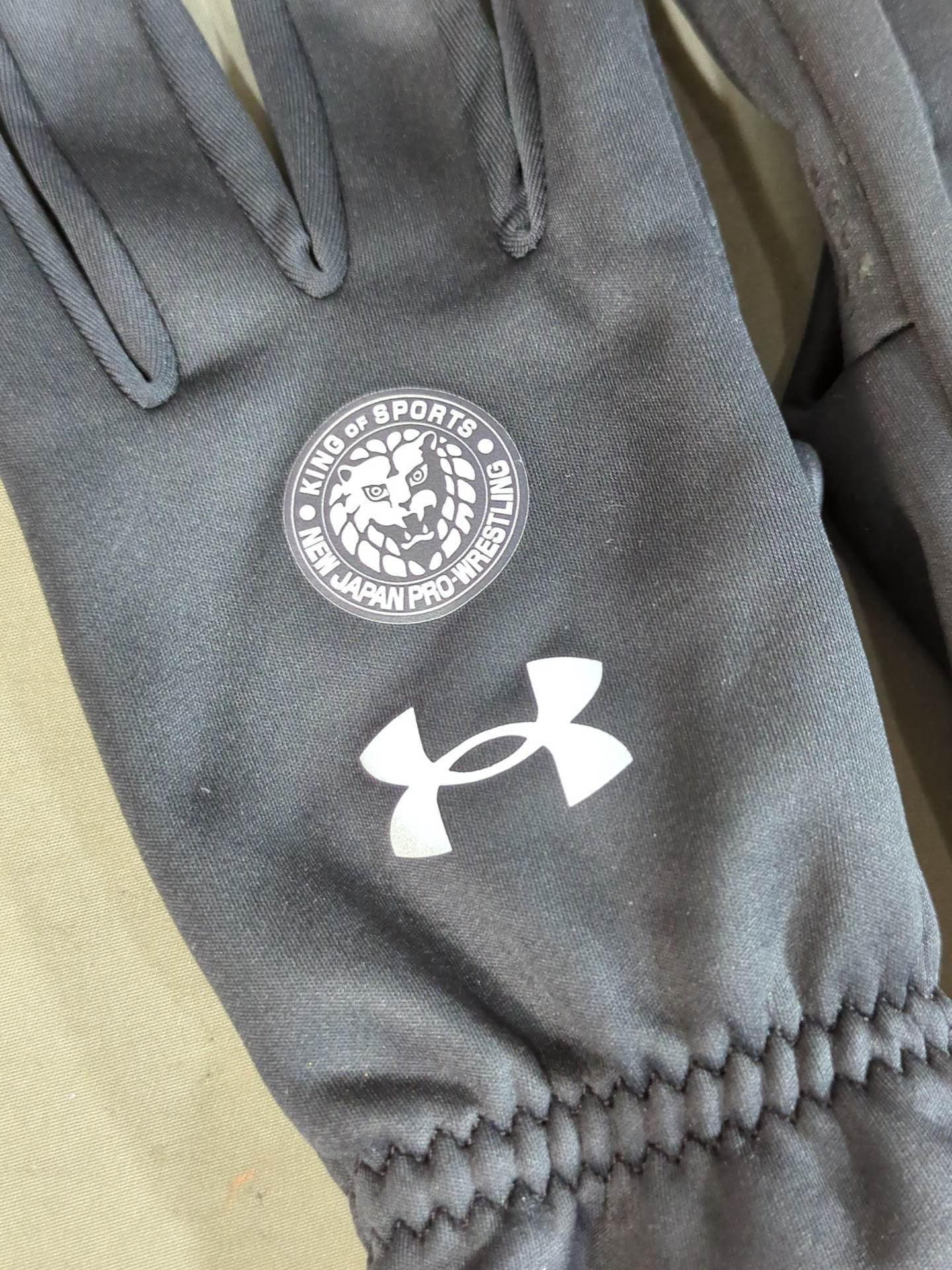 ★新日本プロレス×UNDER ARMOUR★ ライオンマーク コールドウェザーグローブ