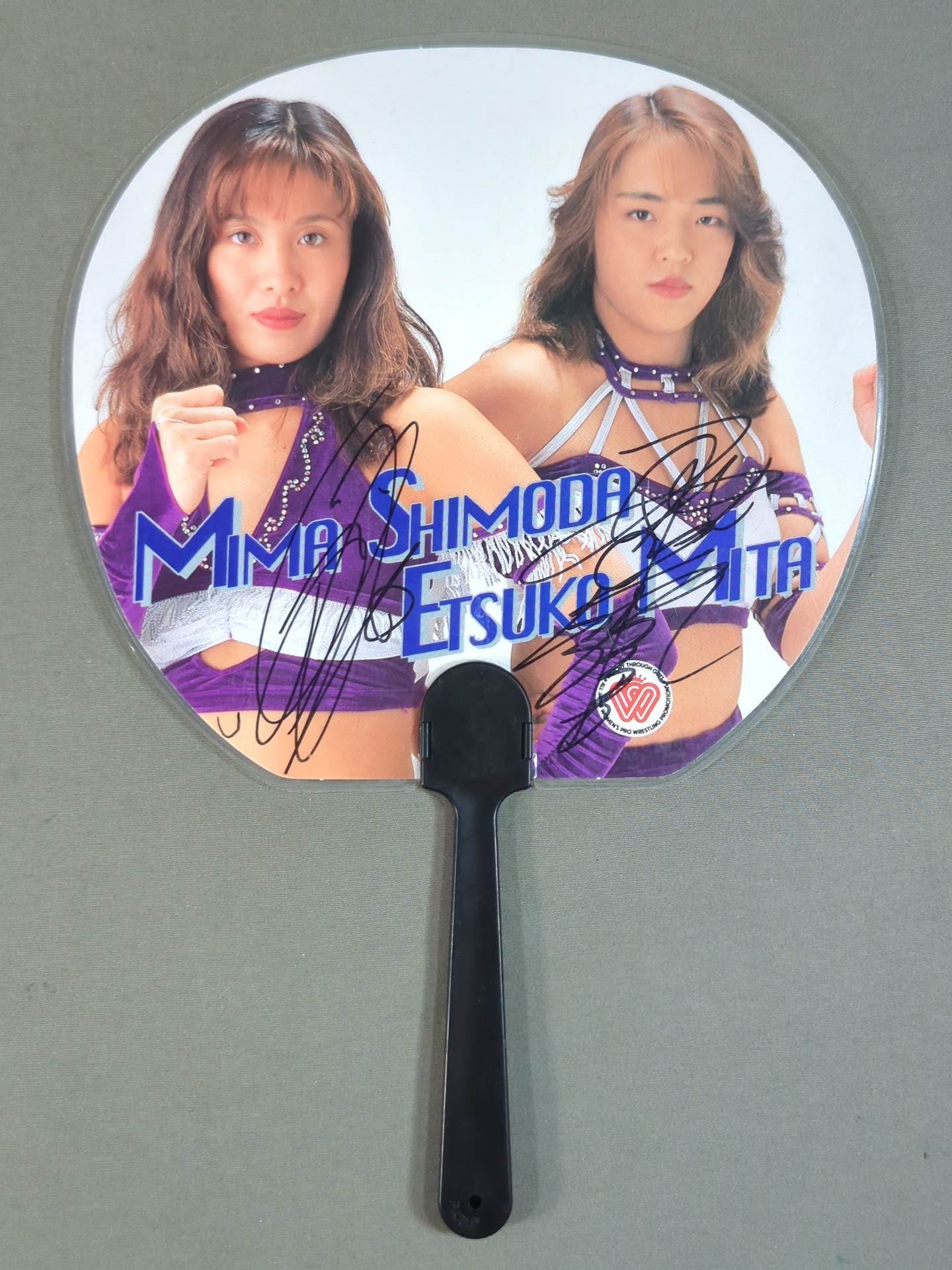 [Mima Shimoda & Eitsuko Mita 2 hand signed autographs Las Cachoras Orientales Mini Uchiwa (paper fan)