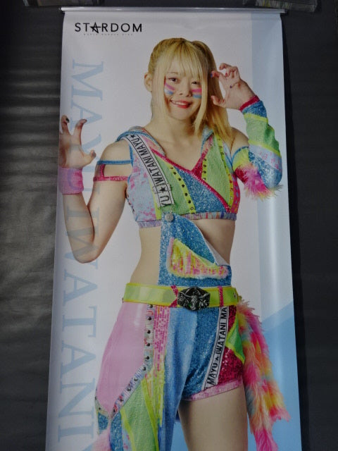 岩谷麻優 等身大タペストリー(2022年)