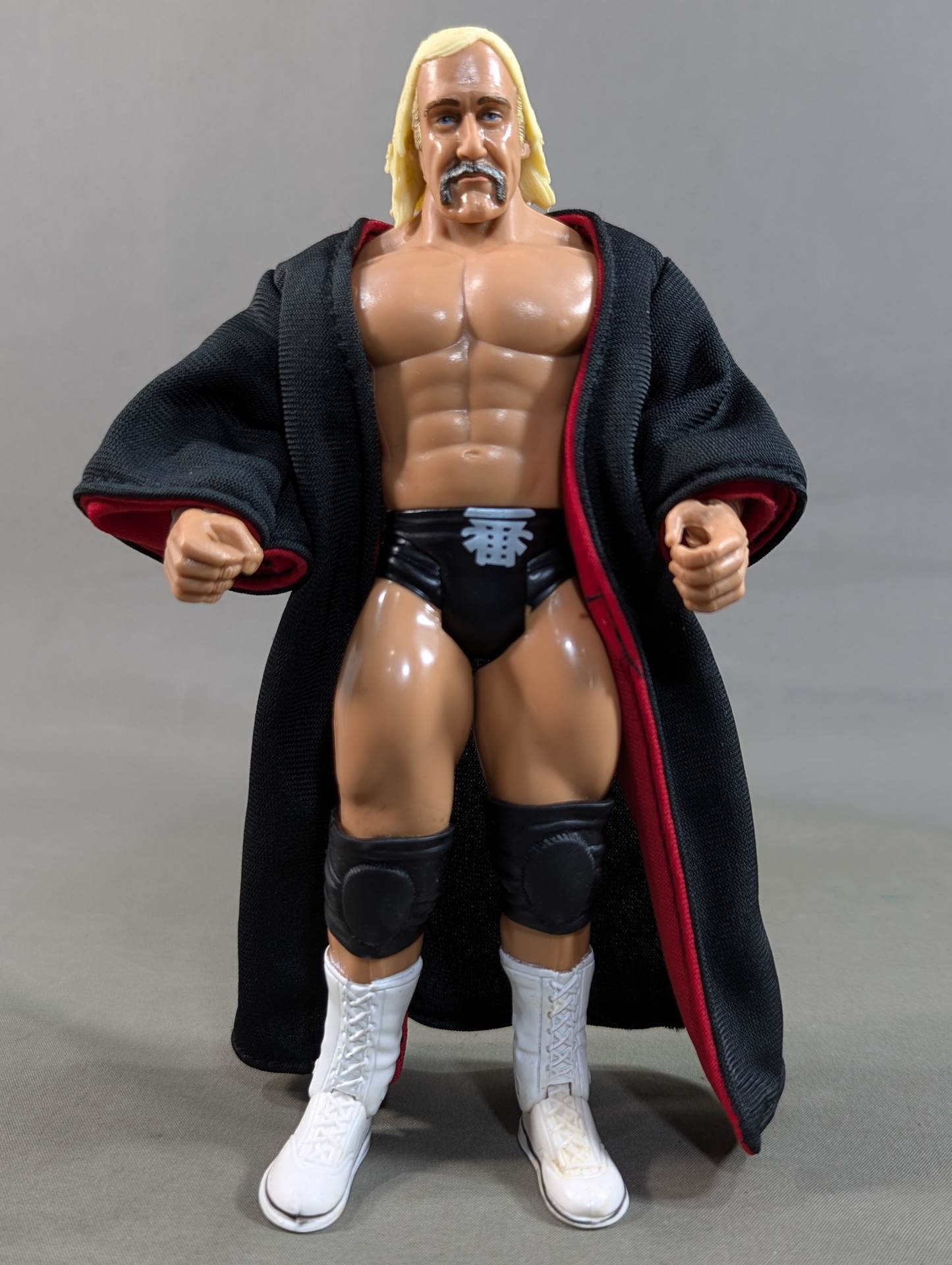 ハルク・ホーガン(黒ガウン・一番) – 闘道館