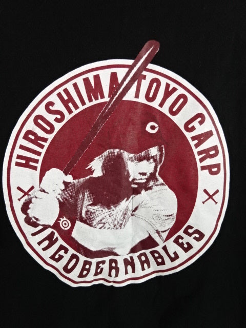 Hiroshima Toyo Carp × Tetsuya Naito BATTER NAITO Collaboration T-Shirt (2) (Black)