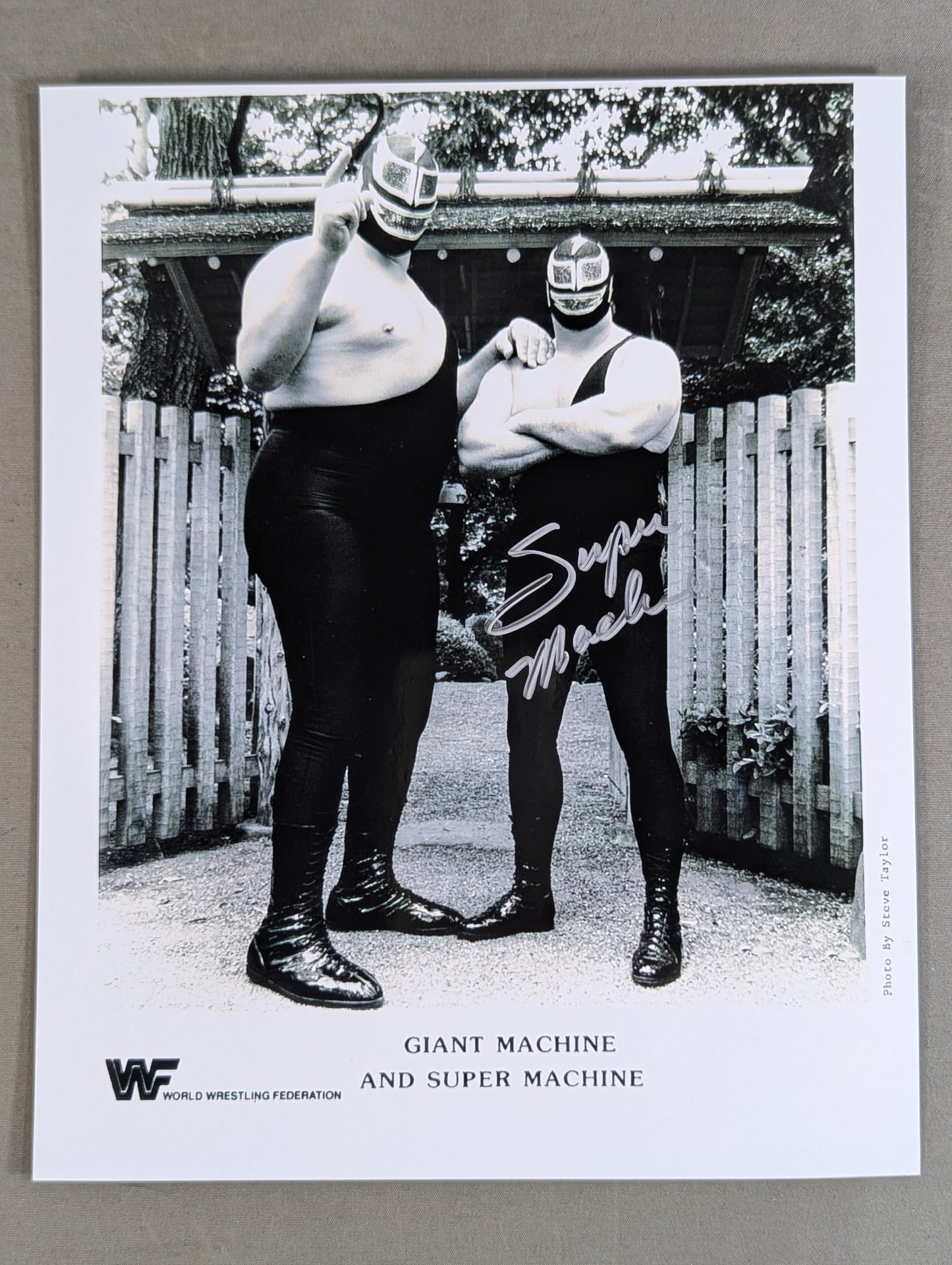スーパー・マシン 直筆サイン入り WWF 白黒ポートレート