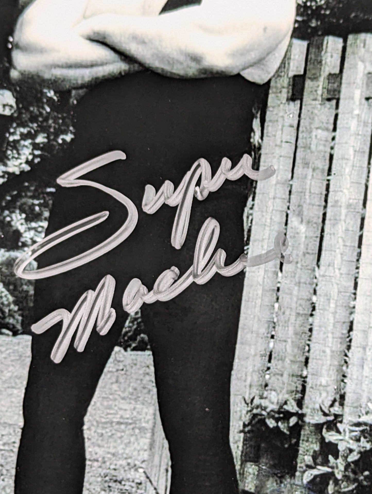 スーパー・マシン 直筆サイン入り WWF 白黒ポートレート