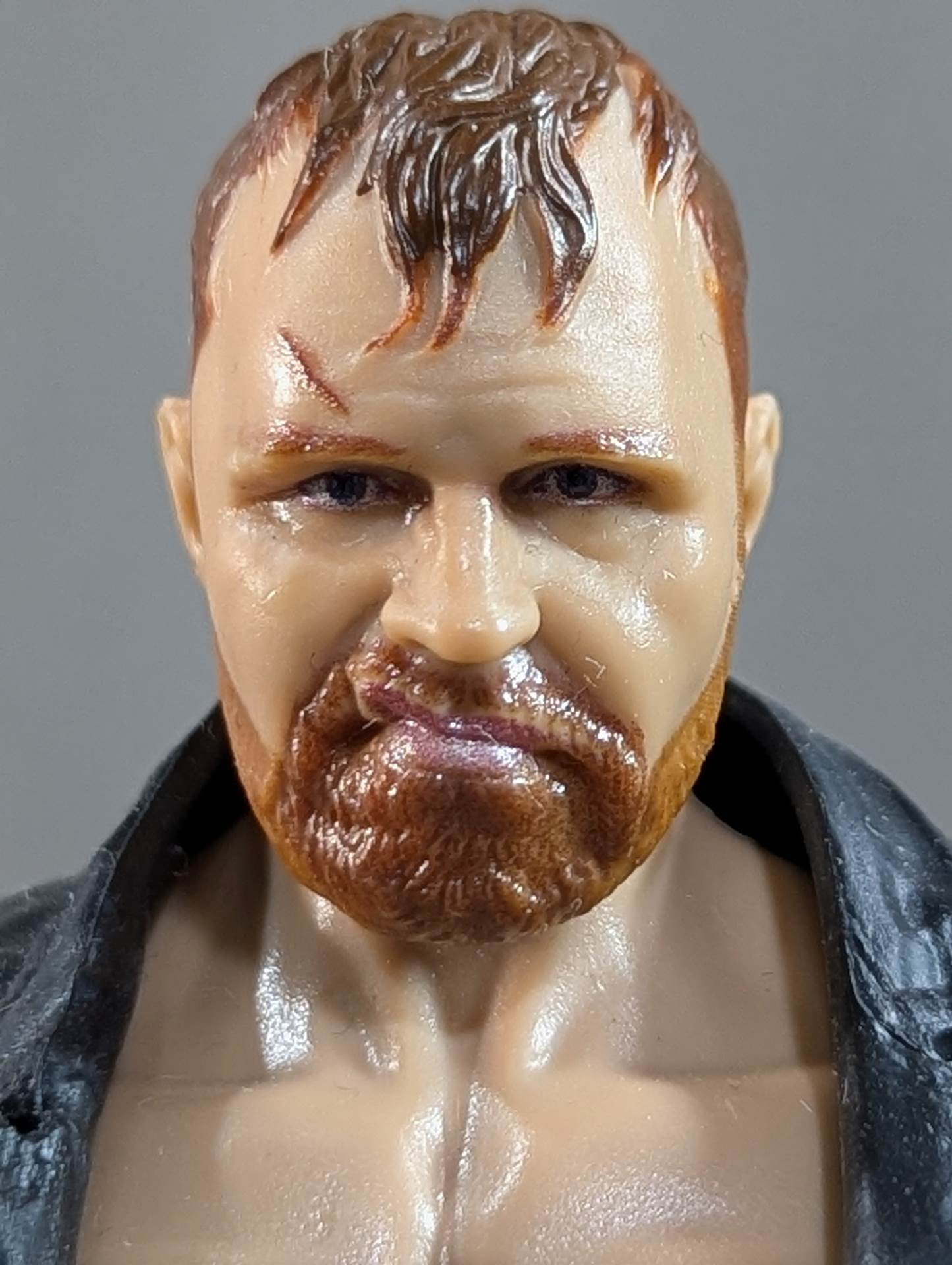 ジョン・モクスリー(黒×グレーパンツ)