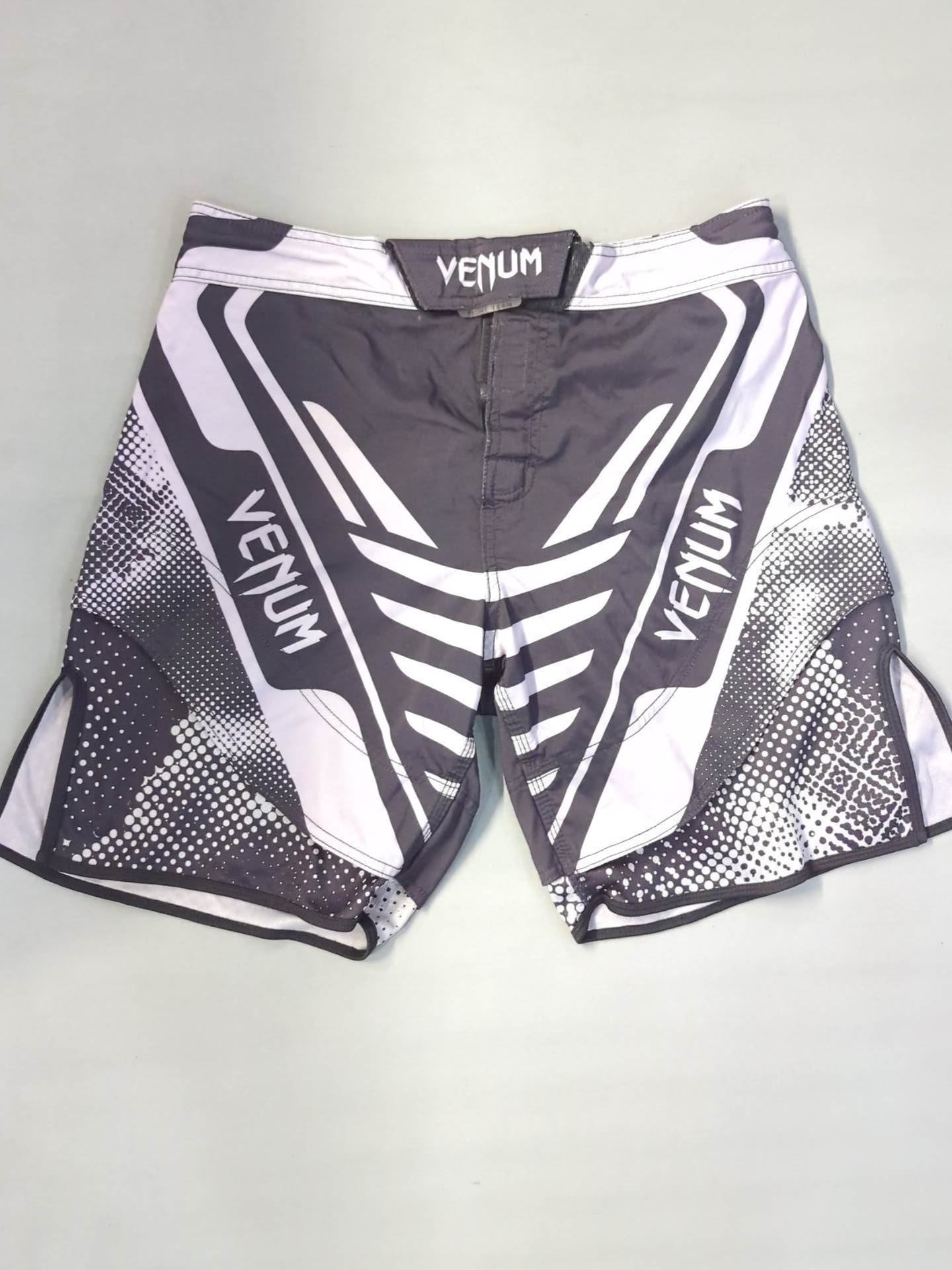 VENUM ファイトショーツ①(黒×白) – 闘道館
