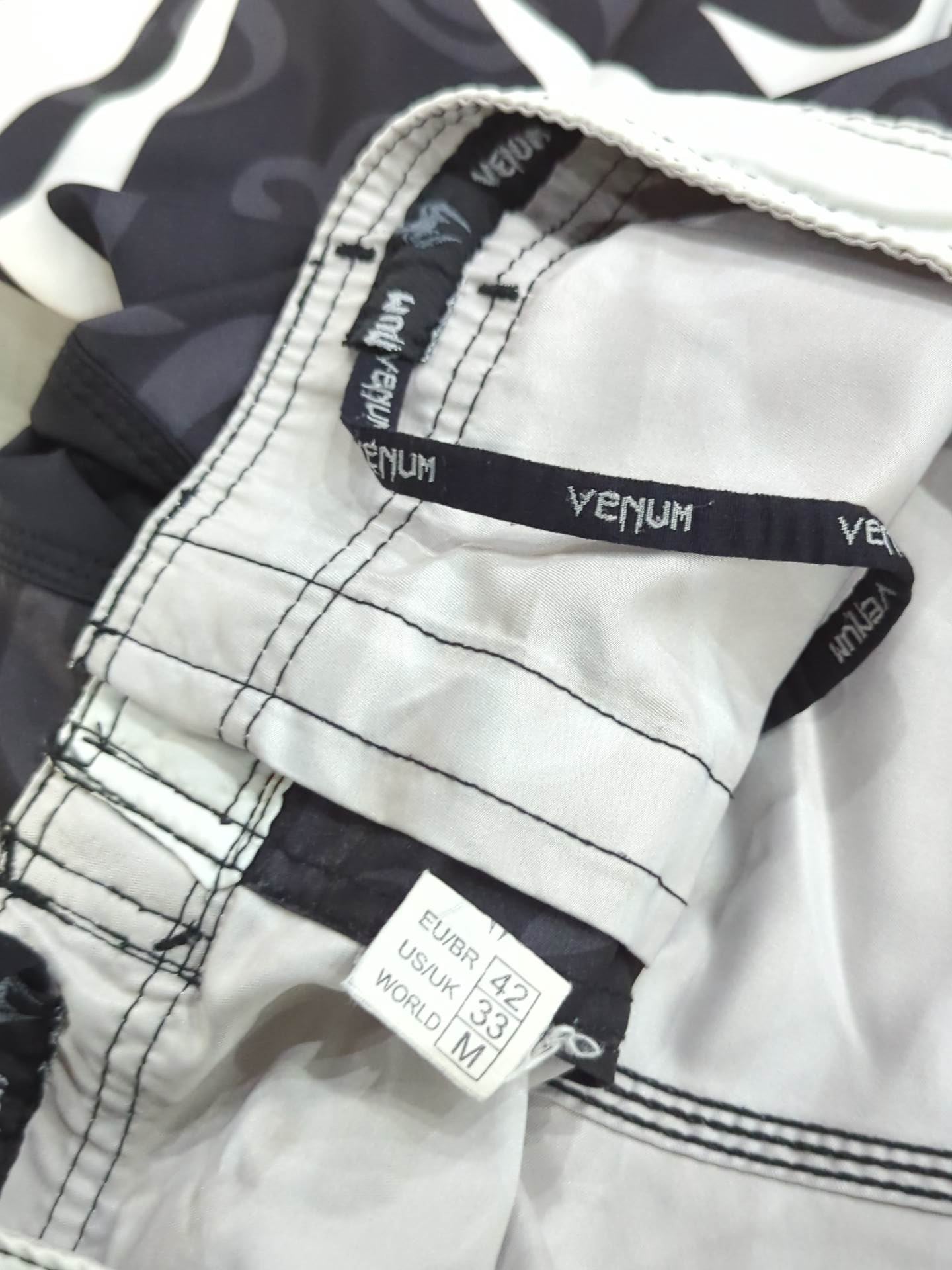 VENUM ファイトショーツ⑪(白×黒)