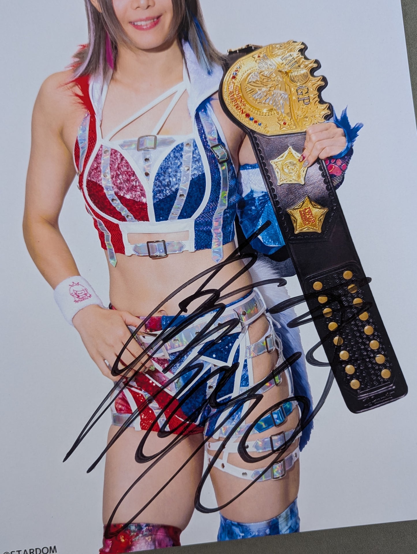 ★IWGP★ Mayu Iwatani hand signed autograph Stardom Pro-Photo (B-8)
