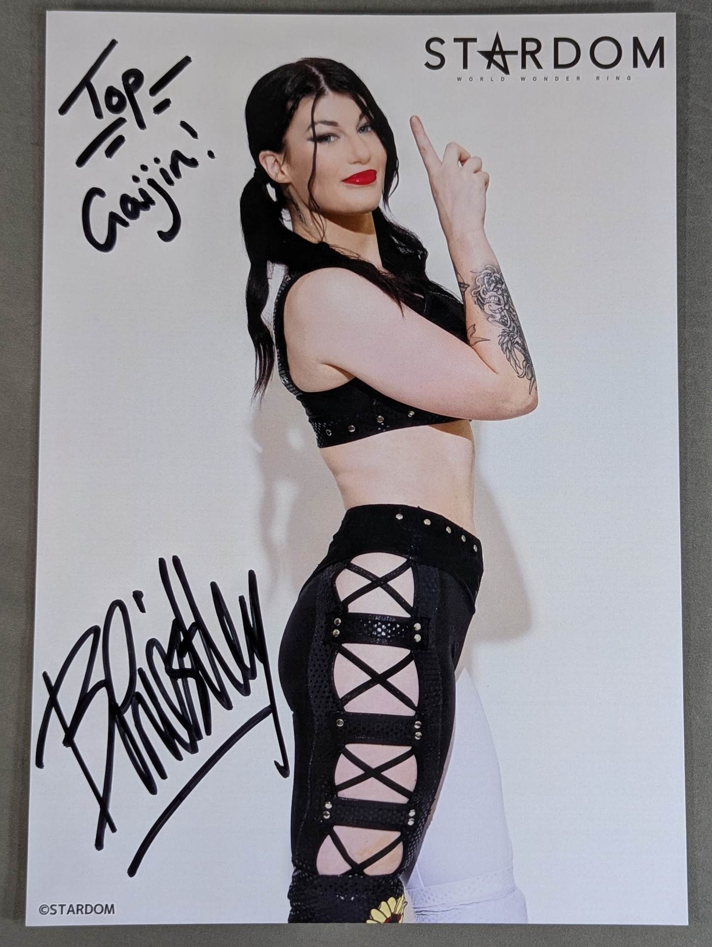 ビー・プレストリー 直筆サイン入り スターダムポートレート(A-2) – 闘道館