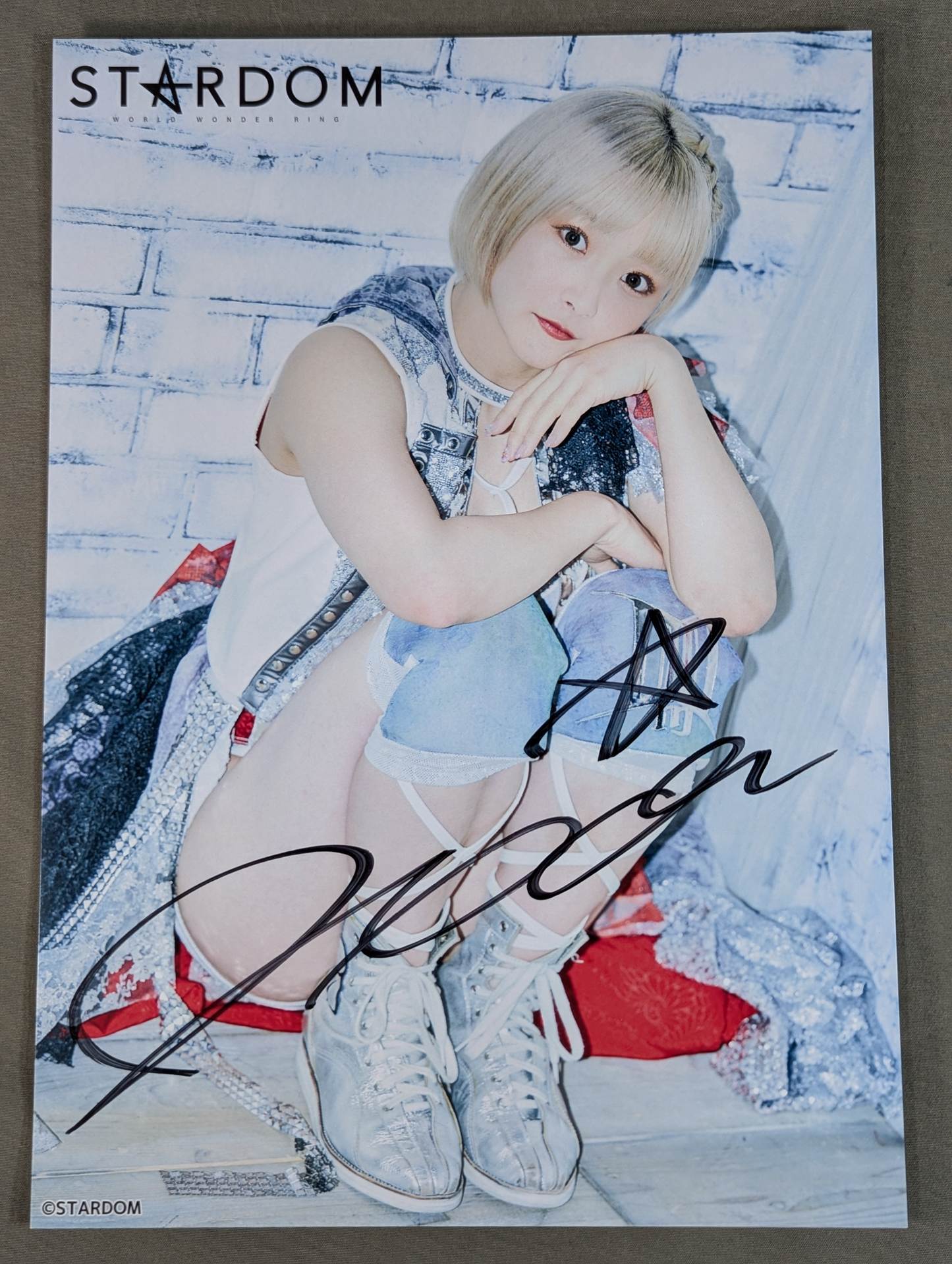 なつぽい 直筆サイン入り スターダムポートレート(P-8) – 闘道館