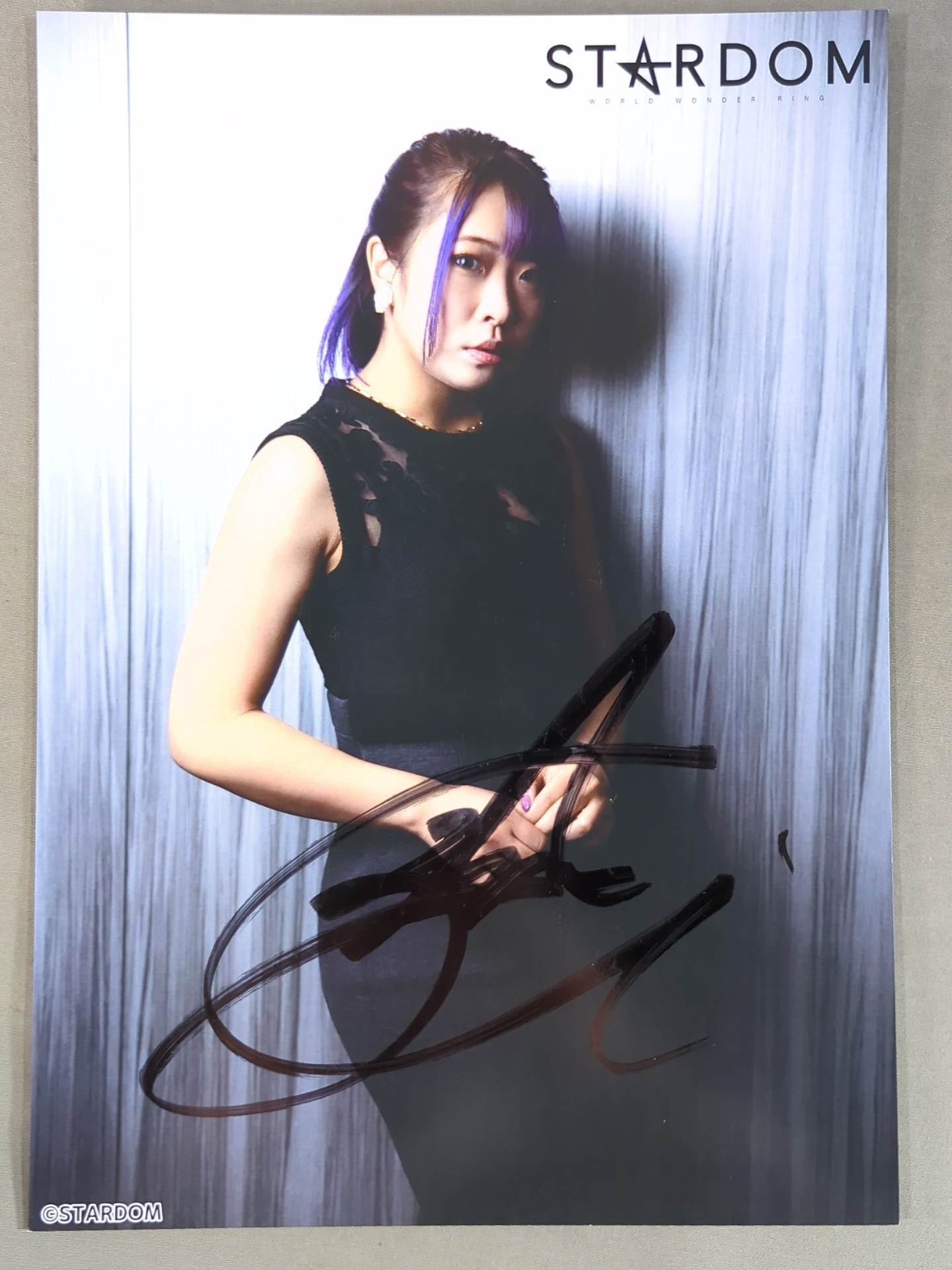 スターダム★イオ着用サイン AZM 直筆サイン入り スターダムポートレート(R-5) – 闘道館