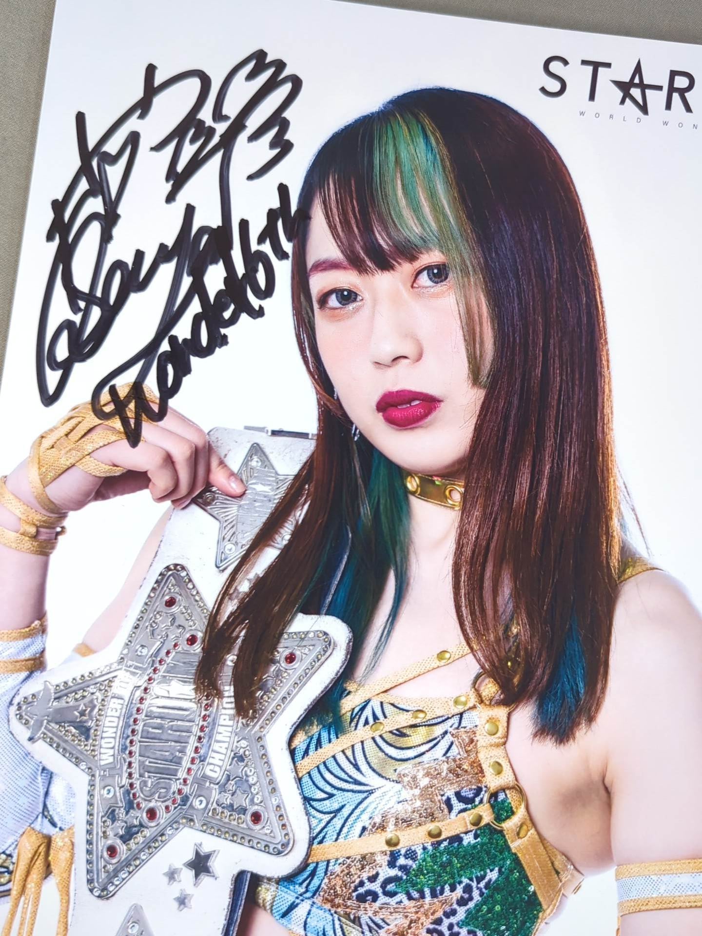 上谷沙弥 直筆サイン入り スターダムポートレート(V-9)