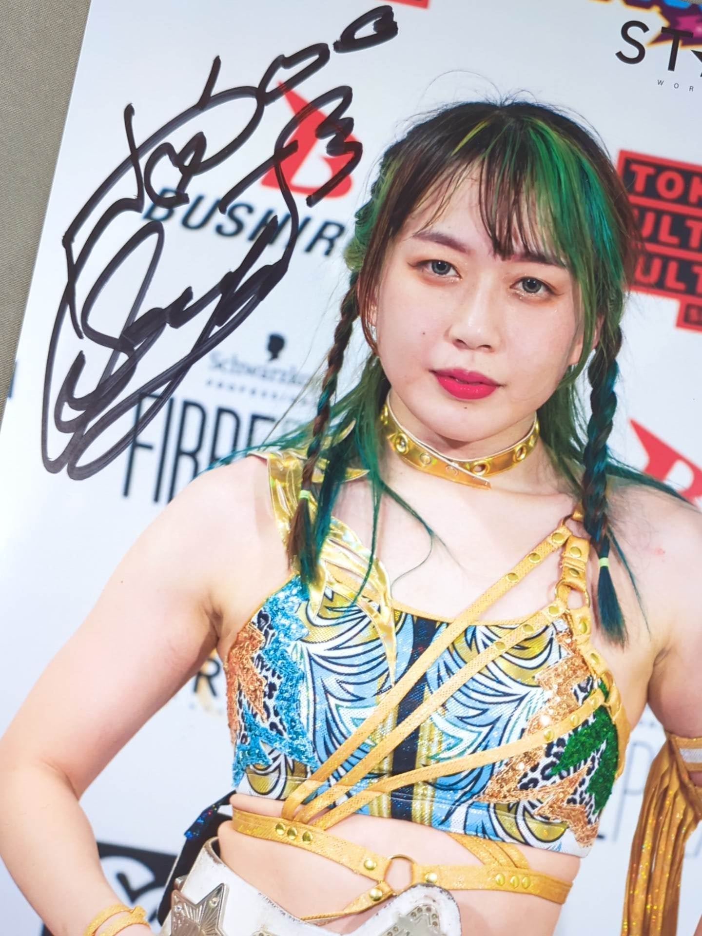 上谷沙弥 直筆サイン入り スターダムポートレート(W-2)