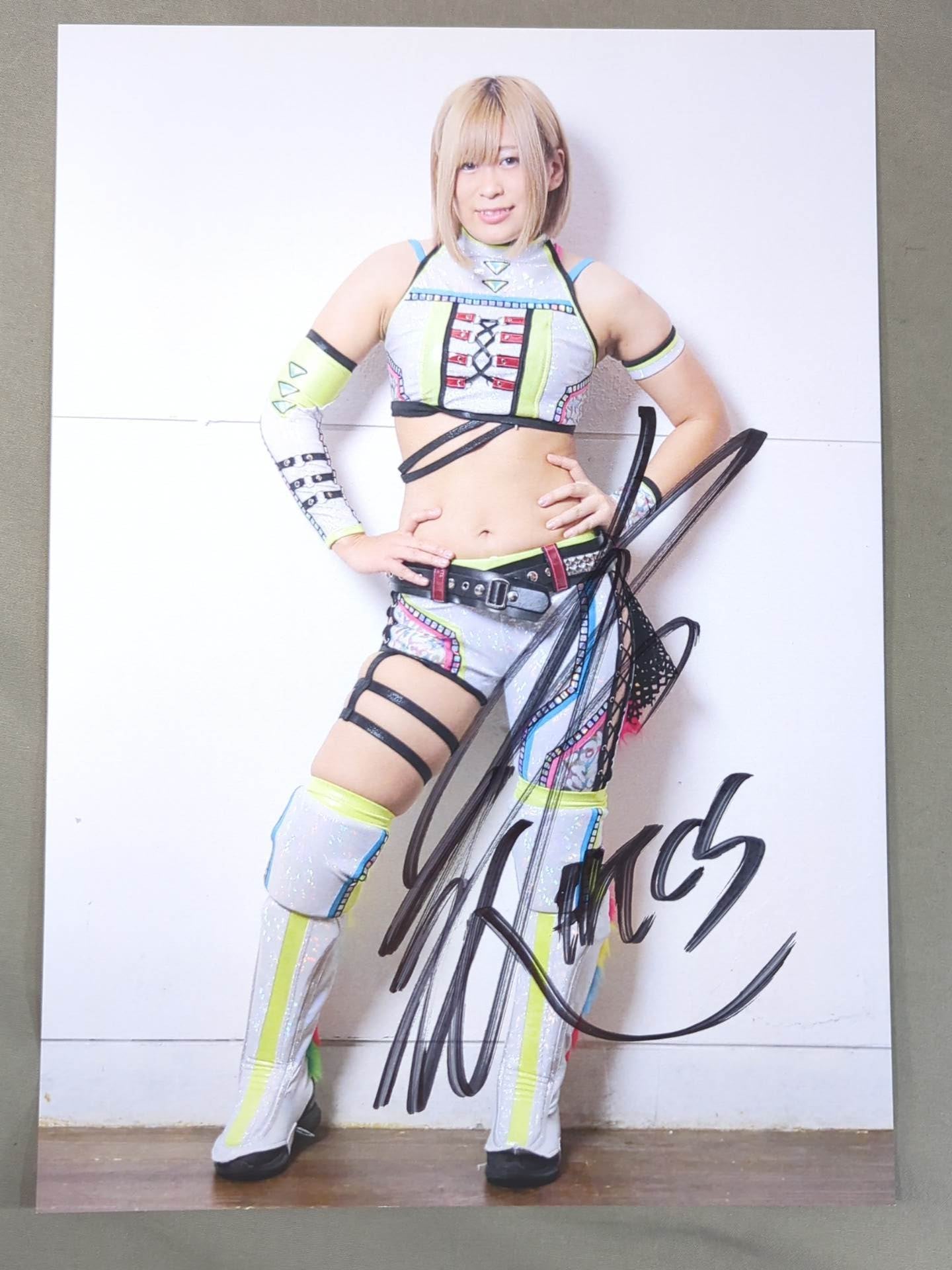 小波 直筆サイン入り スターダム ポートレート(F-9) – 闘道館