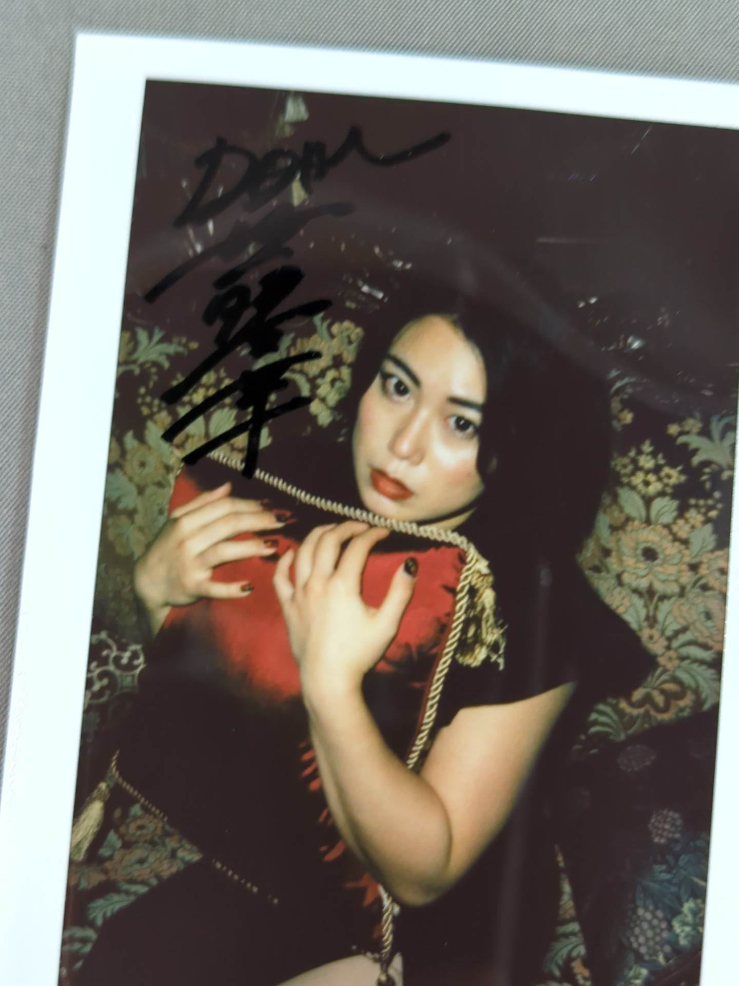 Maika hand signed autograph Cheki (D-7)