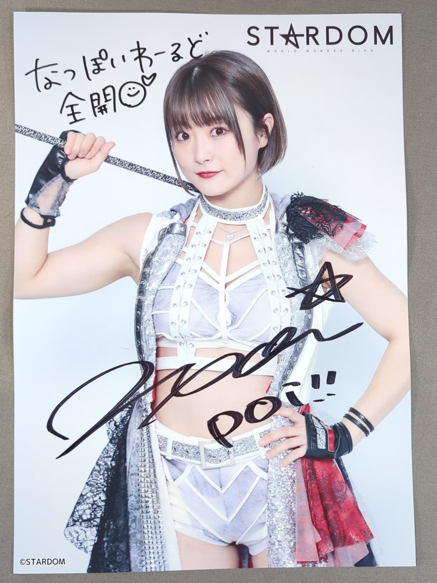 なつぽい 直筆サイン入り スターダムポートレート(R-1) – 闘道館