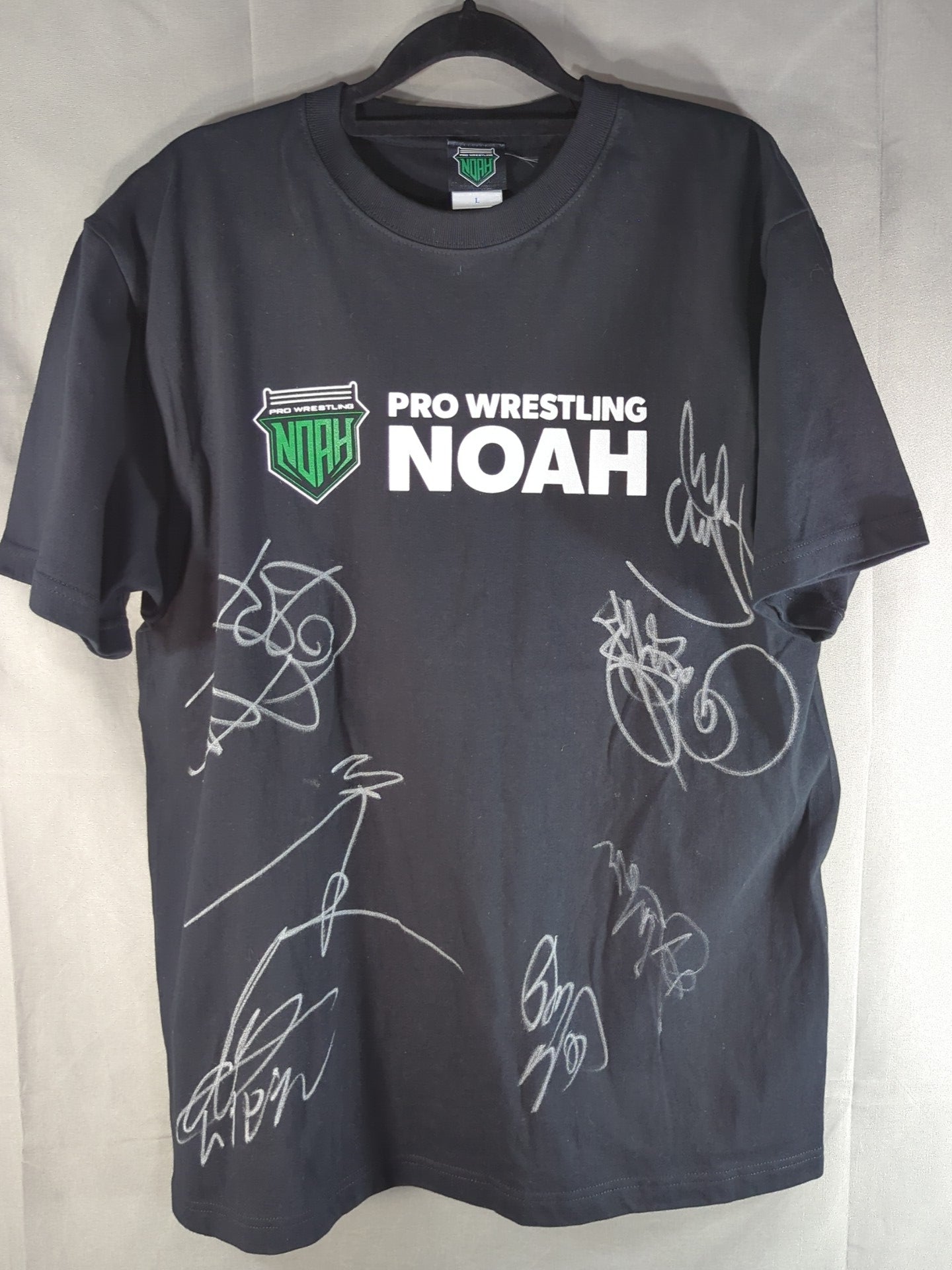 7選手直筆サイン入り】NOAH ロゴ Tシャツ(ブラック) – 闘道館