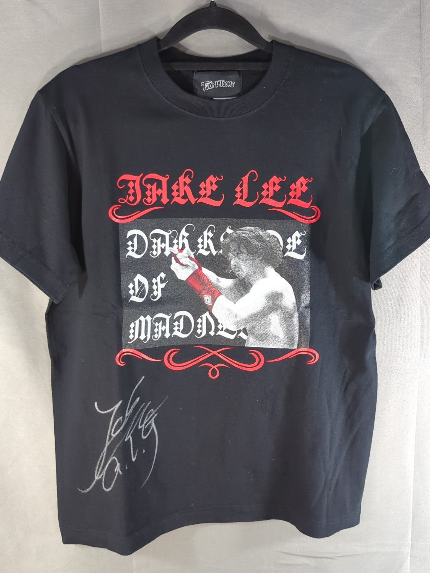 ムック(MUCC)/ jealkb直筆サイン入Tシャツ 直筆サイン入り】ジェイク・リー×TWOPLATOONS コラボTシャツ – 闘道館