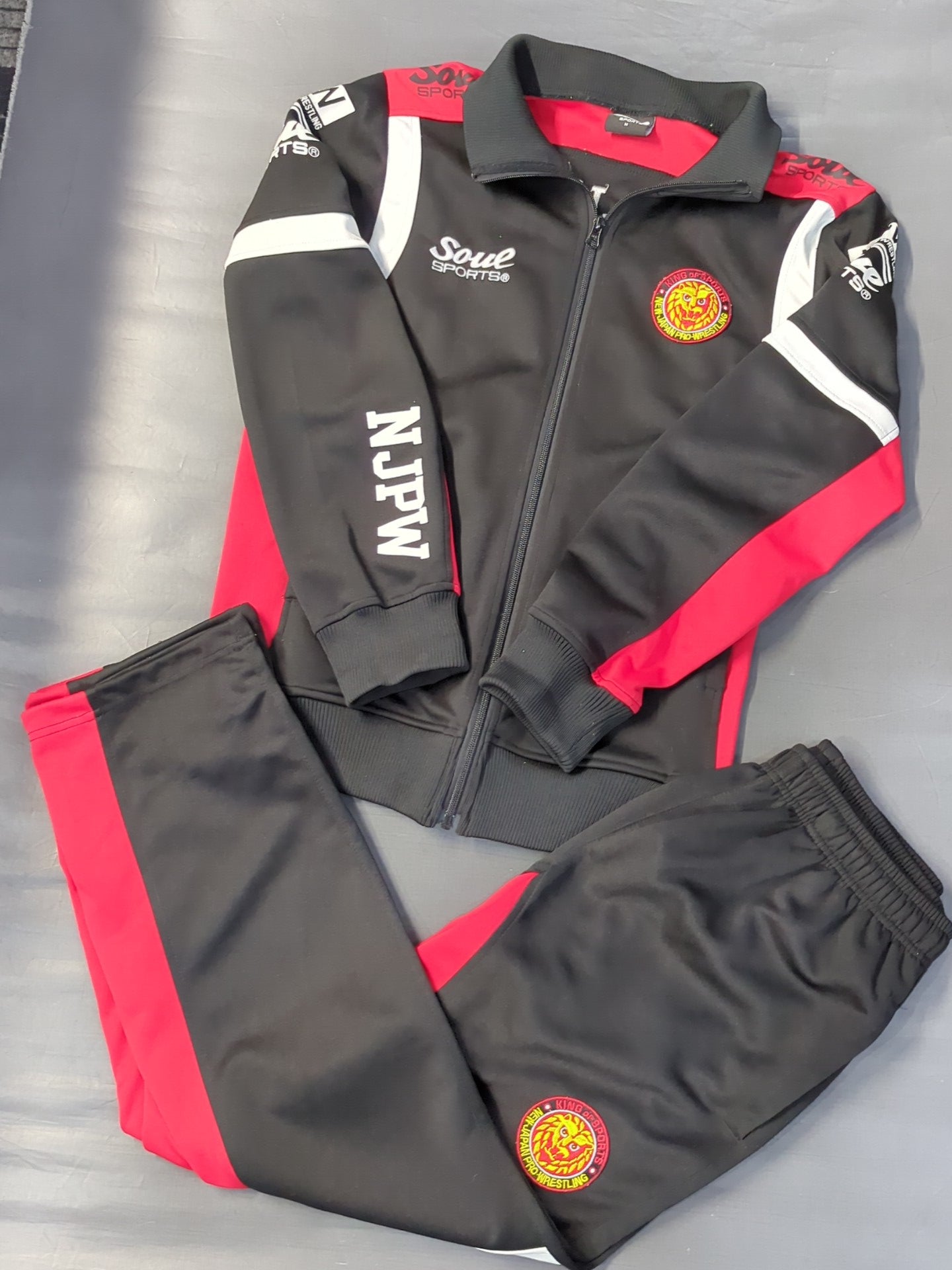 専用　5L相当　概ね良好　新日本プロレス 　トラックジャケット　セットアップ 上下セット 新日本プロレス × SOUL SPORTS ジャージ セットアップ 白