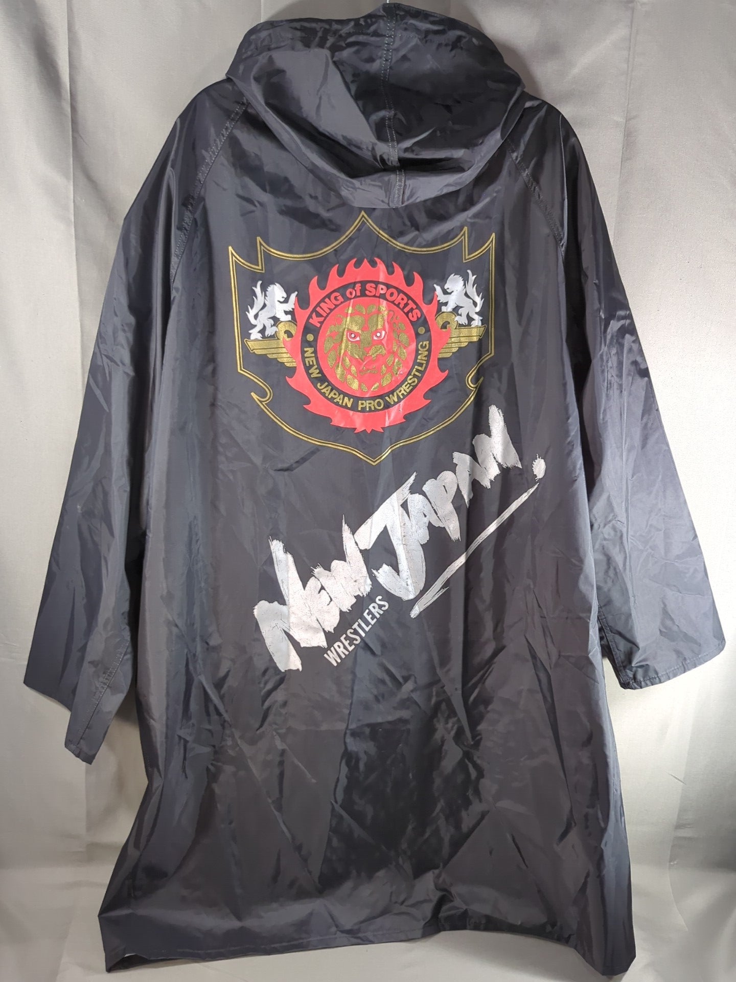 新日本プロレス「NEW JAPAN WRESTLERS」ベンチコート – 闘道館