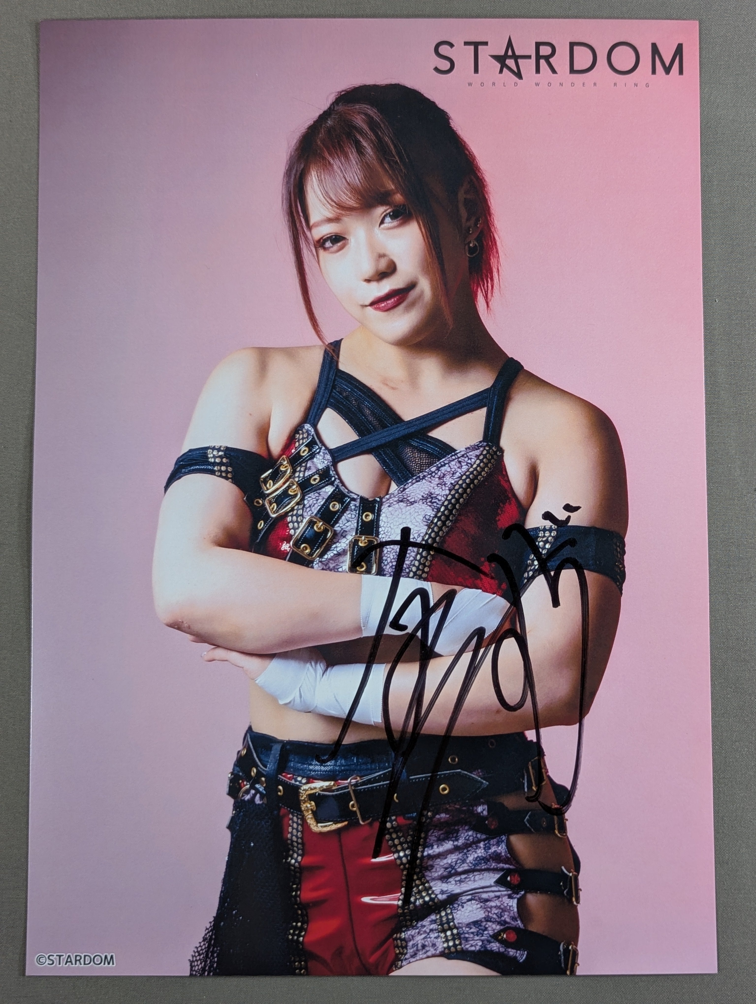 鈴季すず 直筆サイン入り スターダムポートレート(A-8) – 闘道館