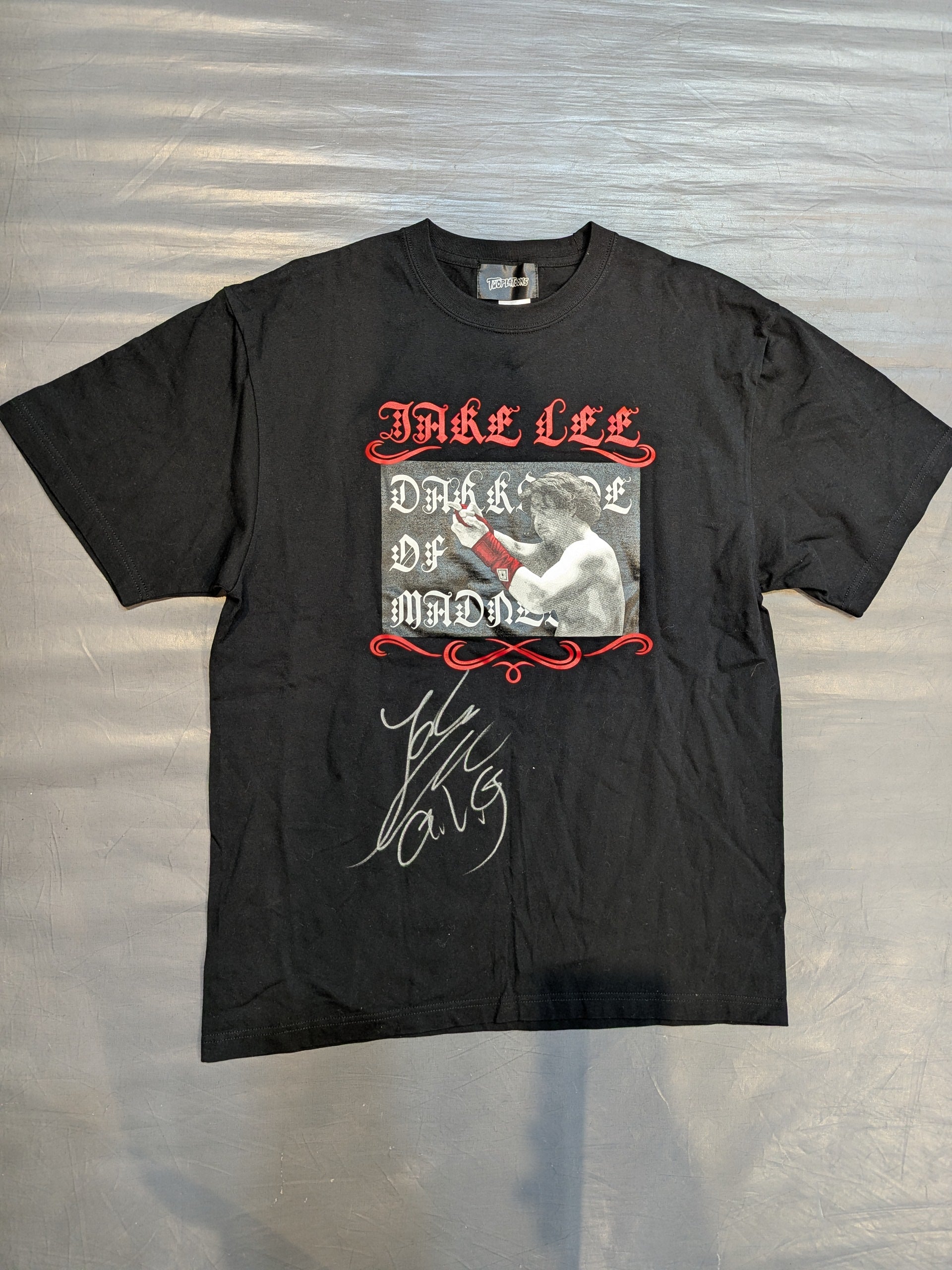 直筆サイン入り】ジェイク・リー×TWOPLATOONS コラボTシャツ – 闘道館