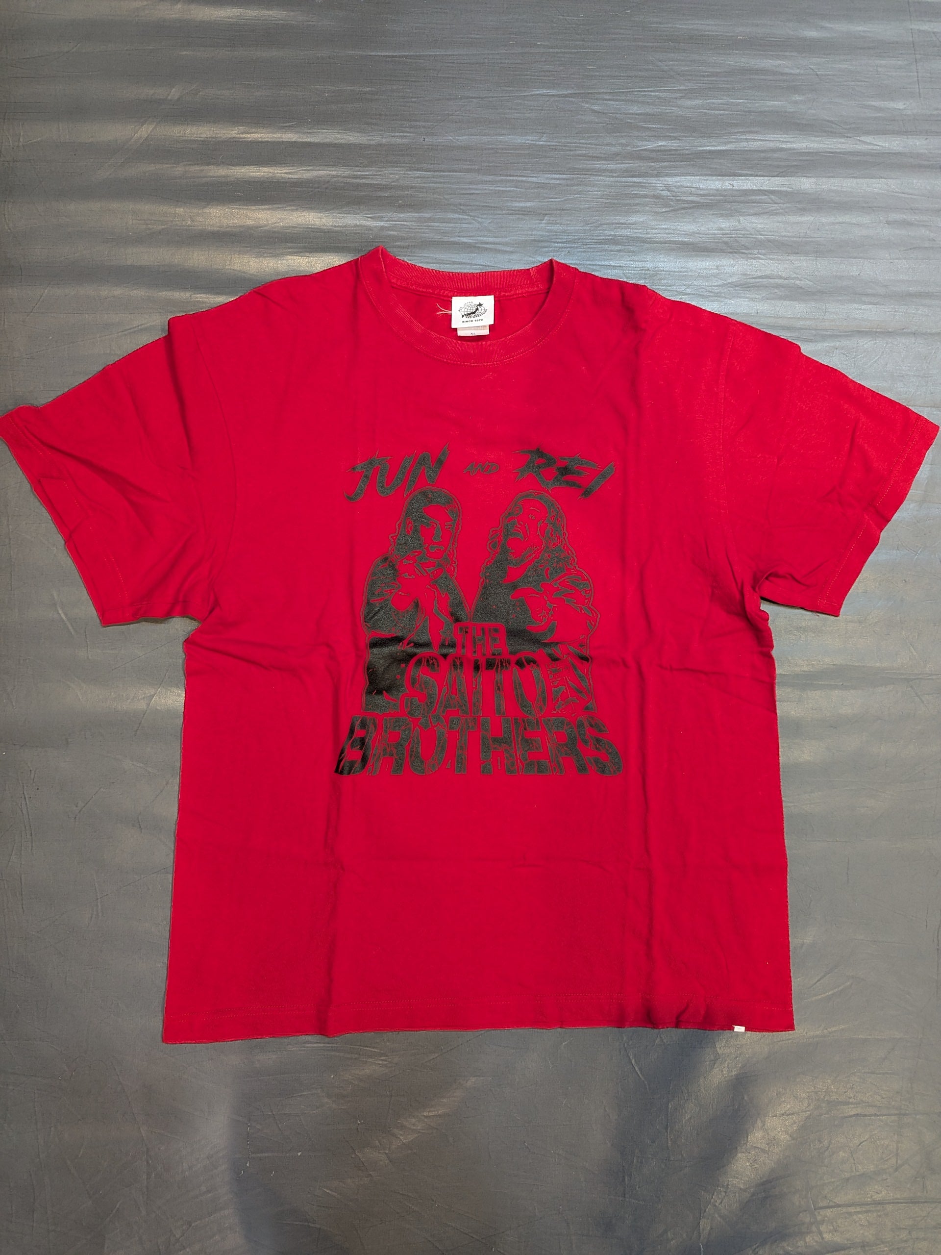 斉藤ブラザーズ「SAITO BROTHERS」Tシャツ(レッド) – 闘道館