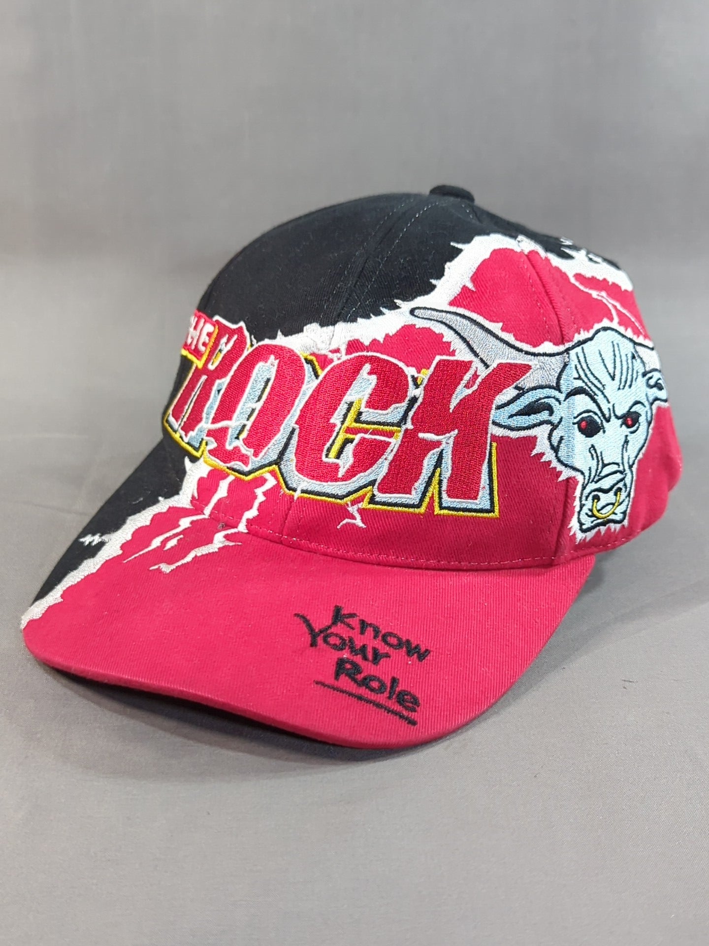 ザ・ロック「Know Your Role」キャップ(WWF/レッド) – 闘道館