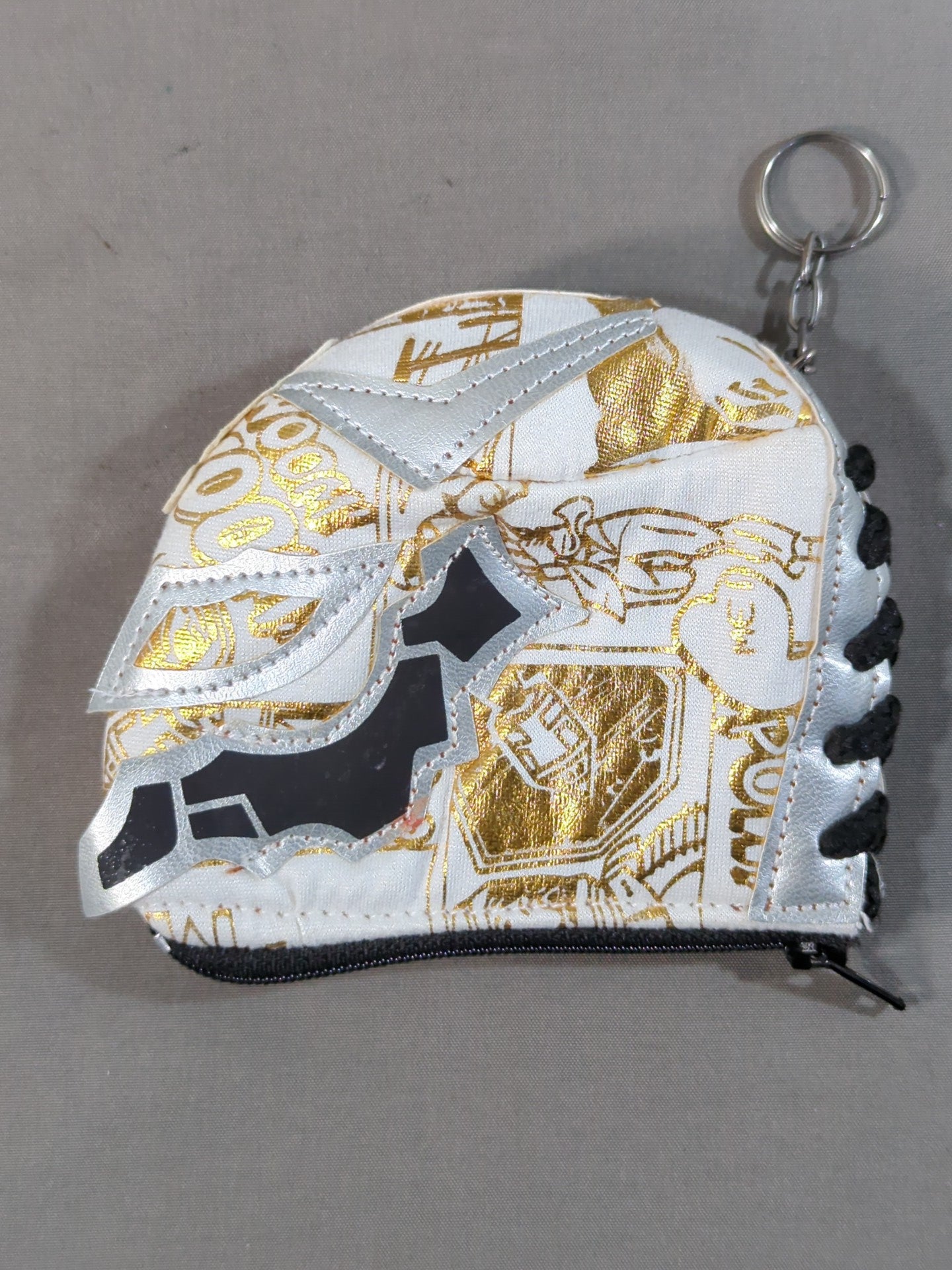 BUSHI マスクコインケース・キーホルダー(白×金・総柄) – 闘道館
