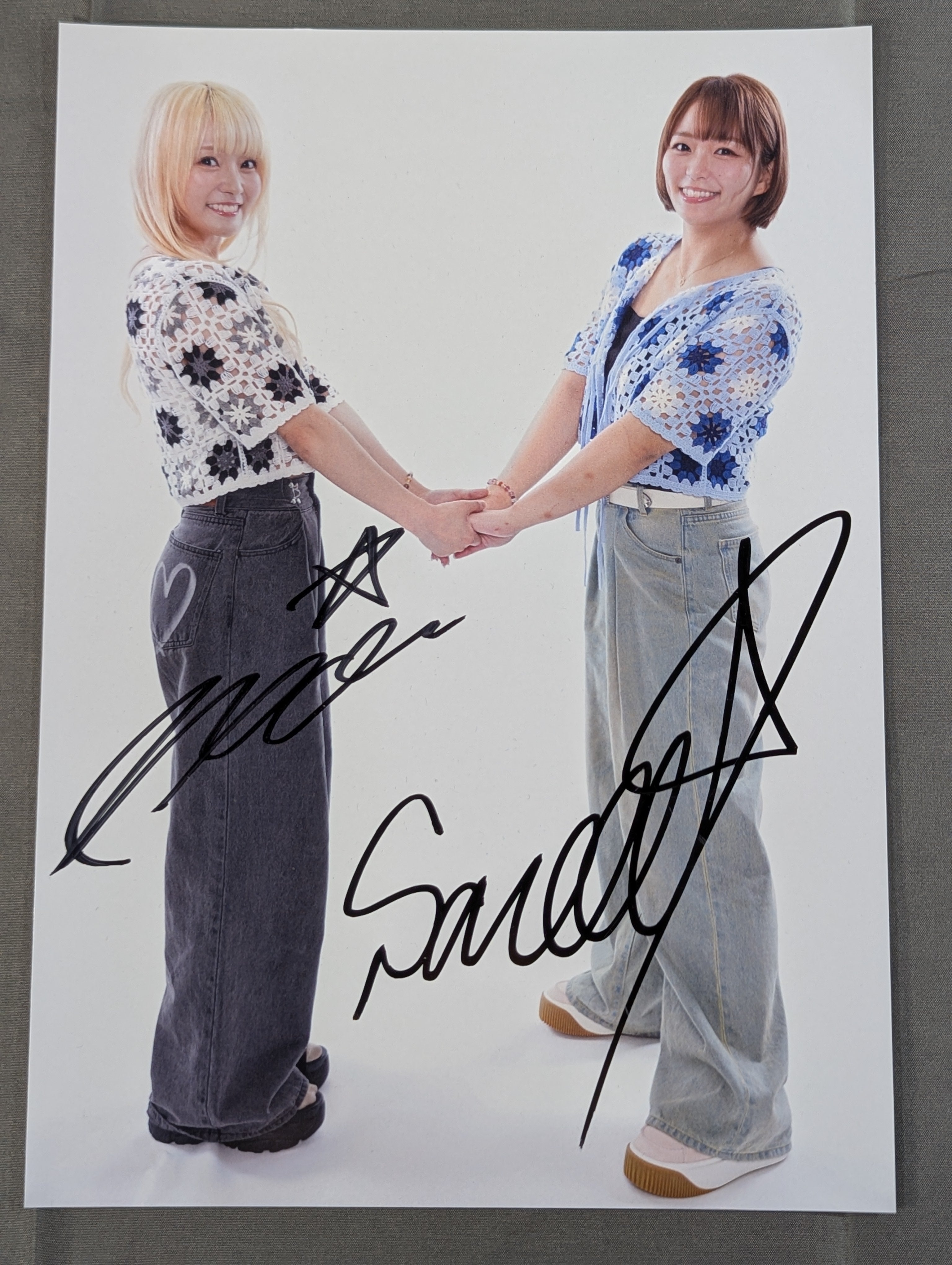 Sareee＆なつぽい 直筆Wサイン入りポートレート② – 闘道館