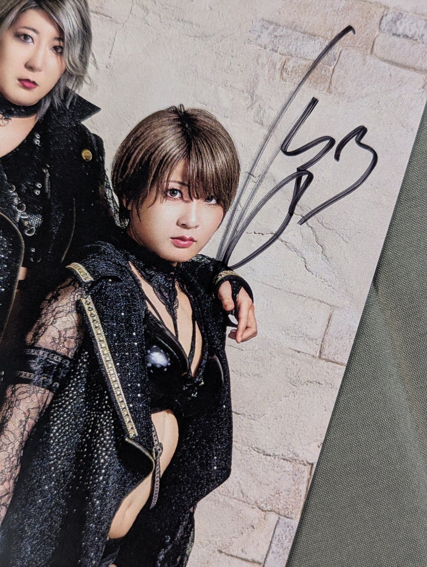 Saori Anou hand signed autograph Zhengwei Military Pro-Photo (1)