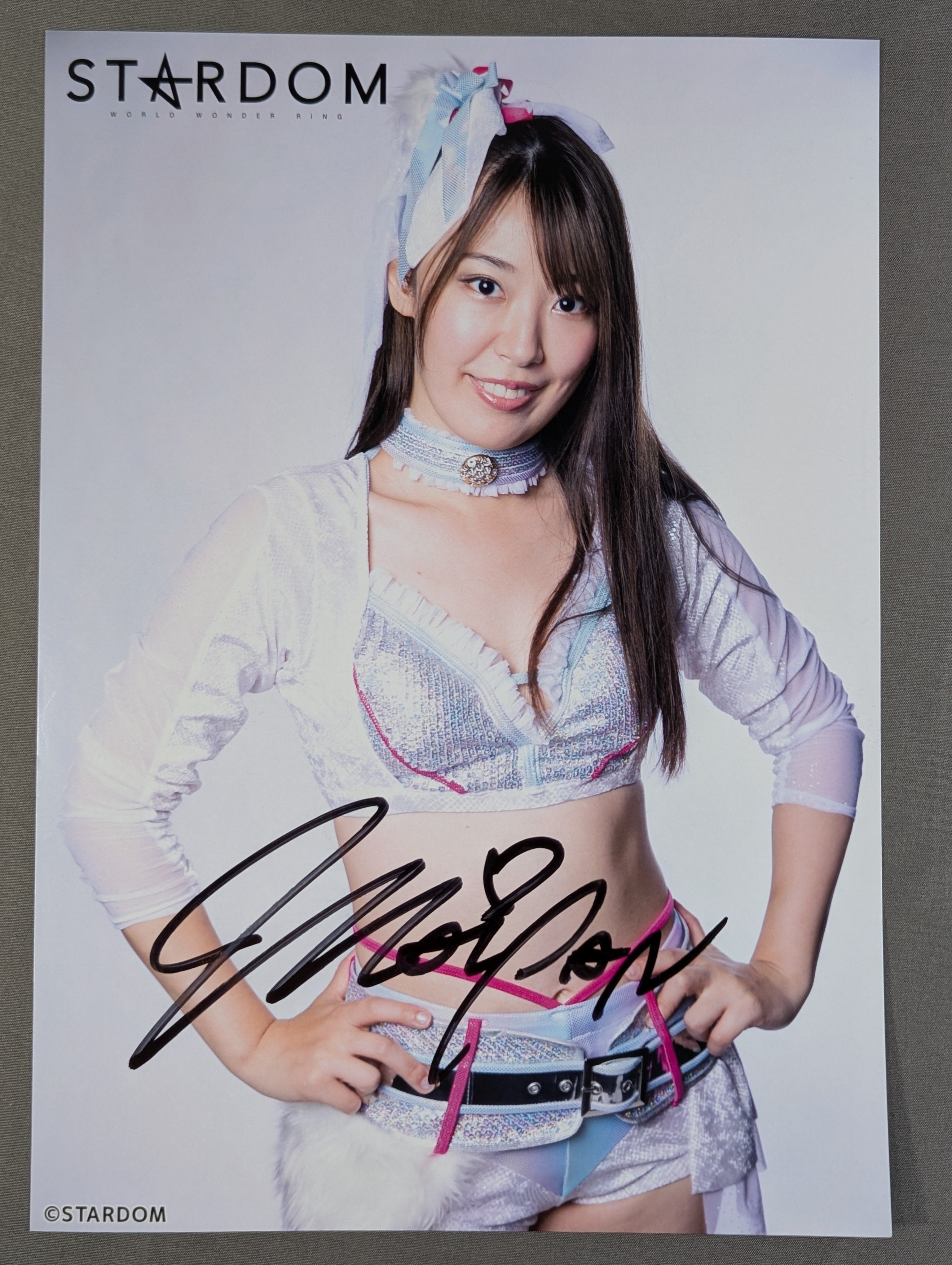 桜井まい 直筆サイン入り スターダムポートレート(D-1) – 闘道館