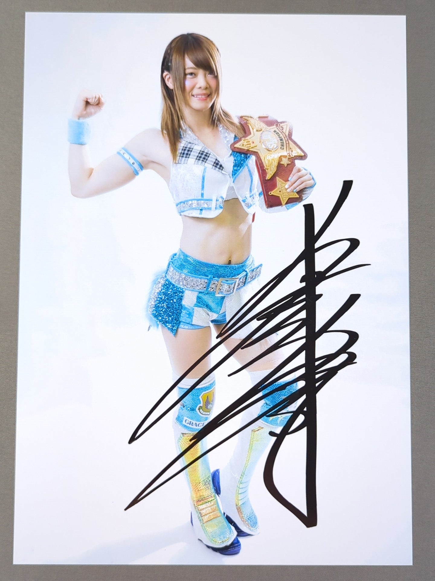 Mayu Iwatani hand signed autograph Starda Mu Pro-Photo (B-5)