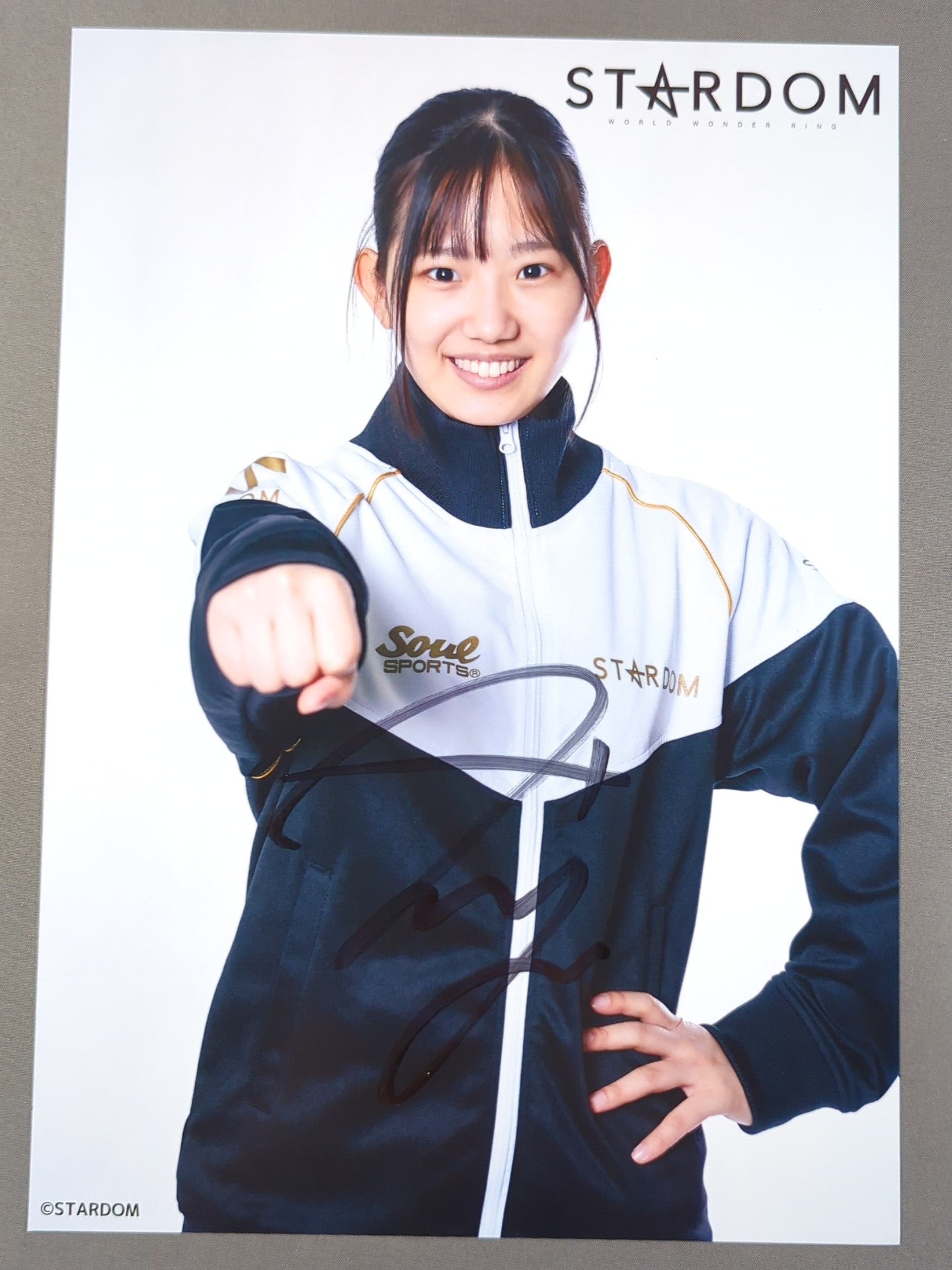 天咲光由 直筆サイン入り スターダムポートレート(L-6) – 闘道館
