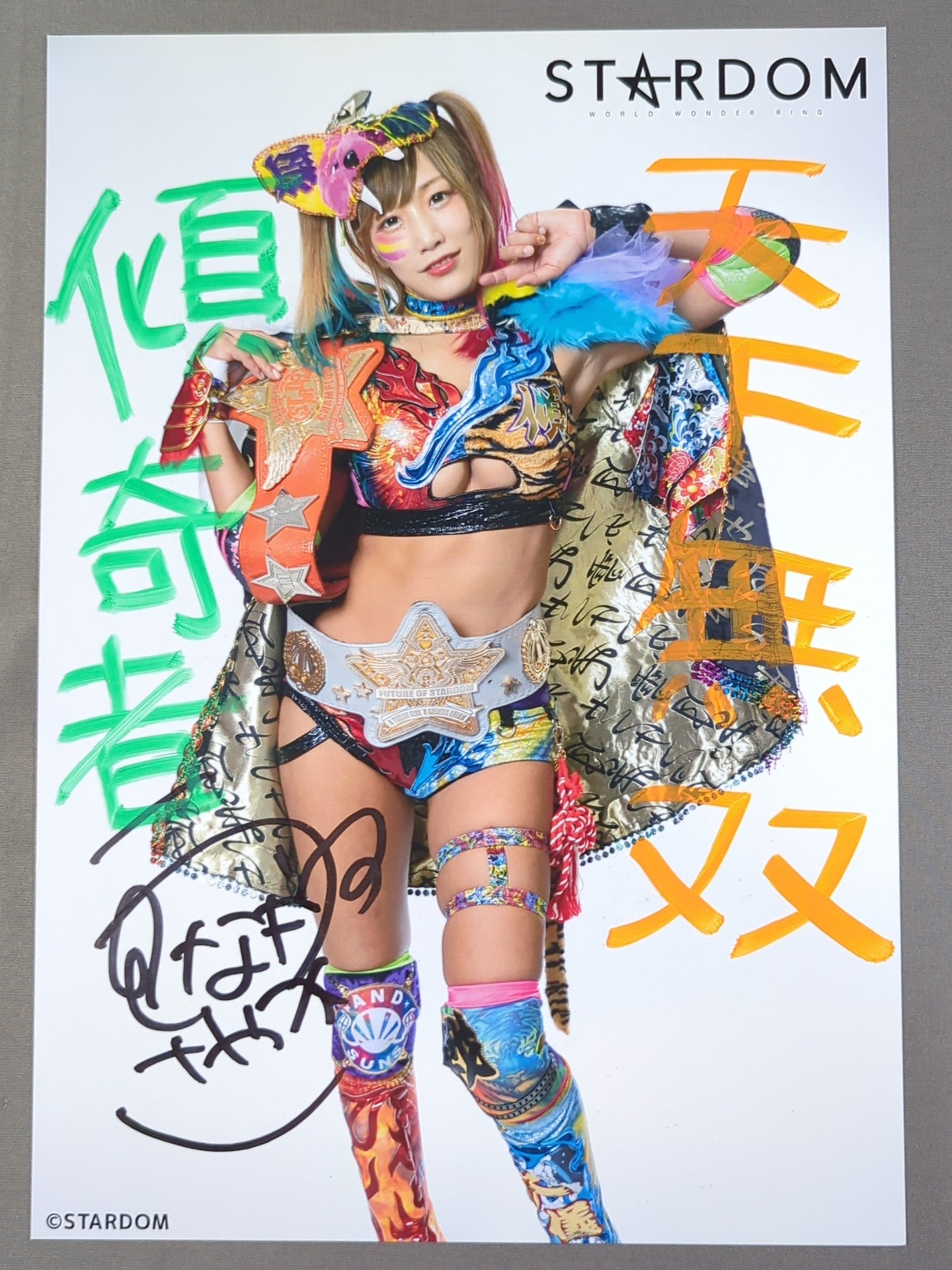 ウナギ・サヤカ 直筆サイン入り スターダムポートレート(Q-7) – 闘道館