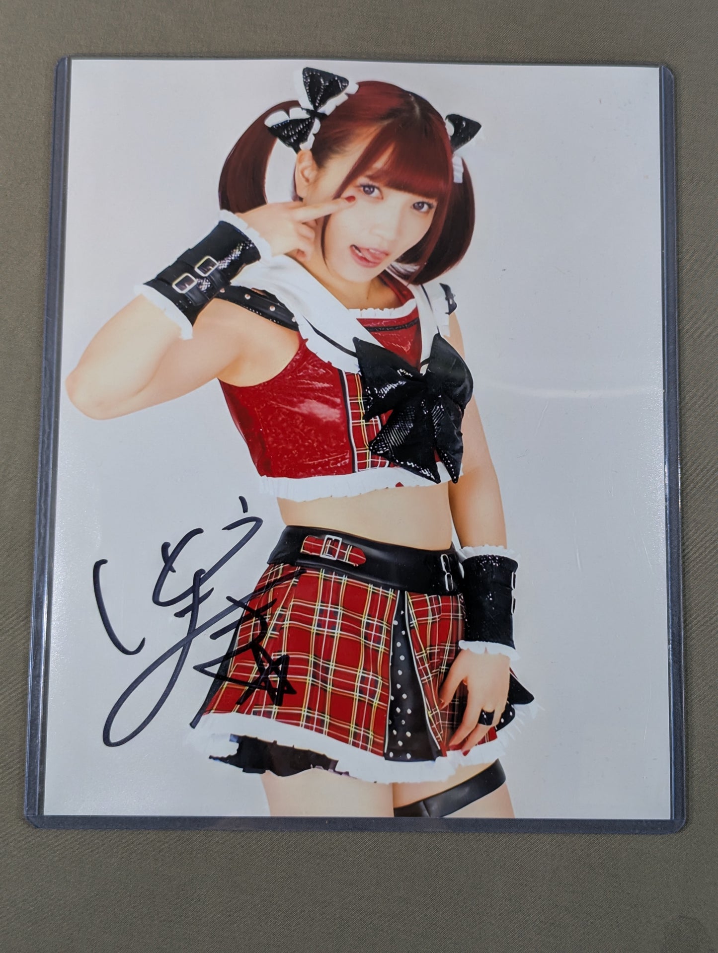 伊藤麻希 直筆サイン入り ポートレート①