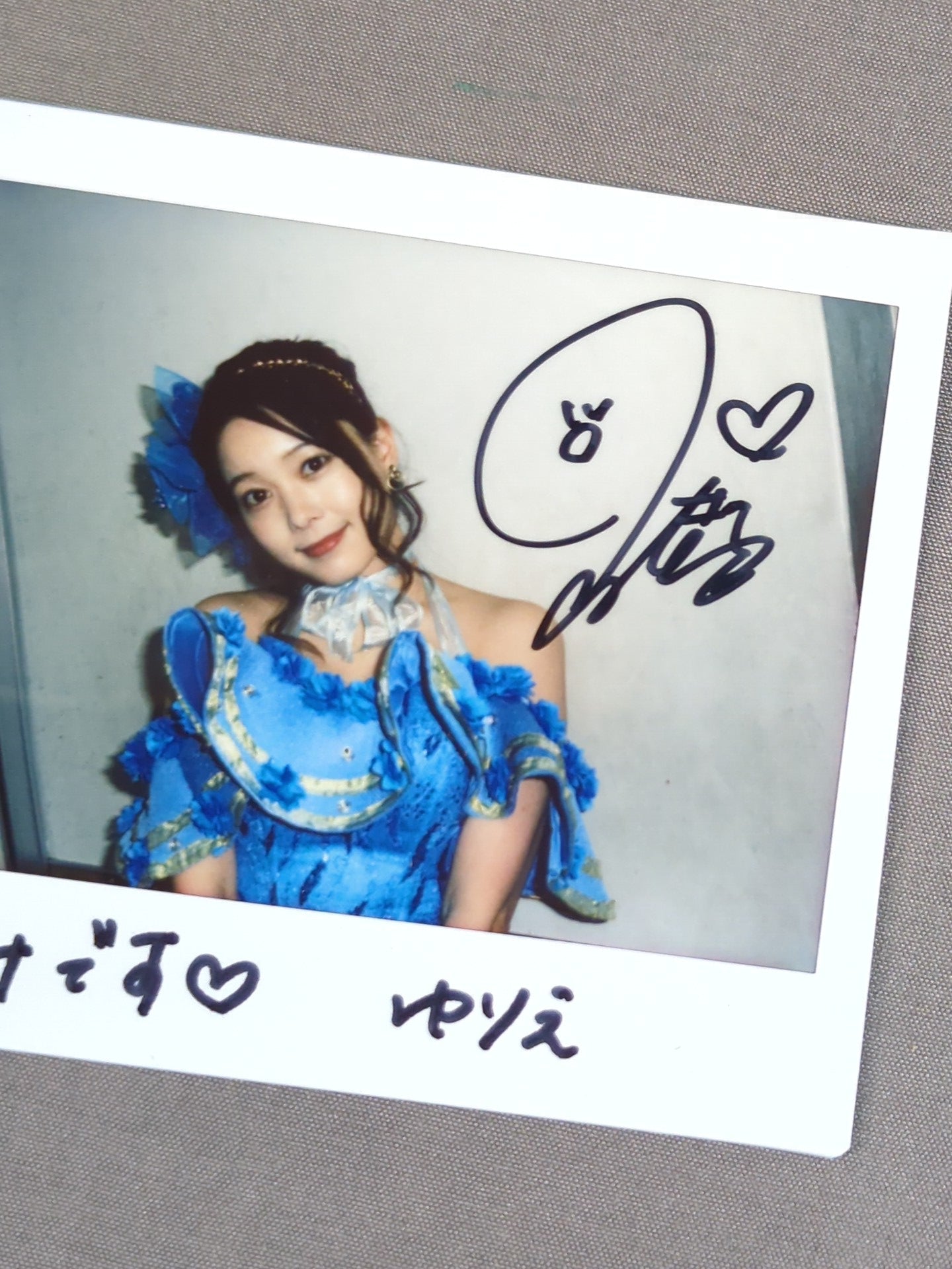 小坂井ゆりえ 直筆サイン入りチェキ(A-5)