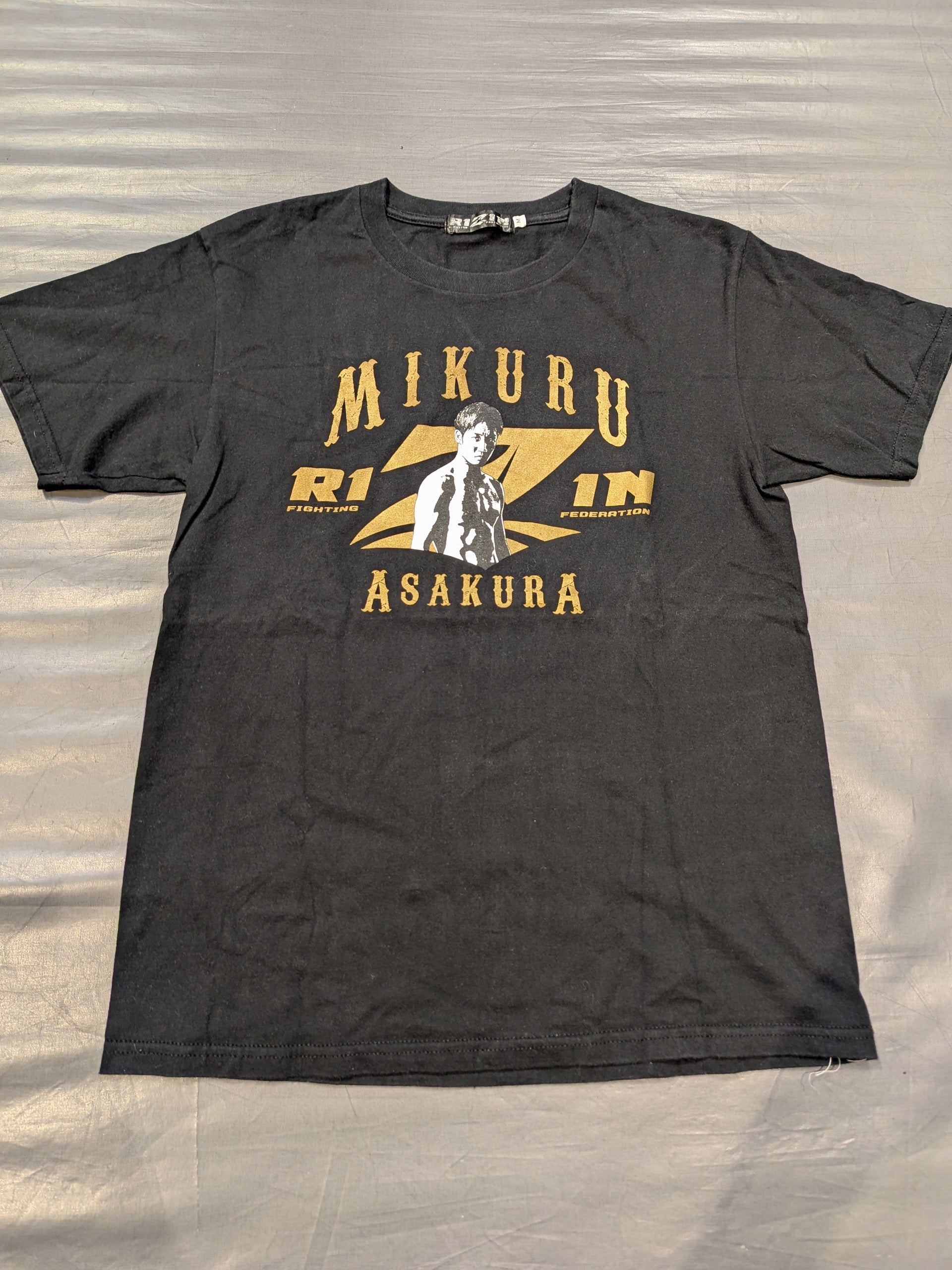 RIZIN 朝倉未来 Tシャツ(ブラック) – 闘道館