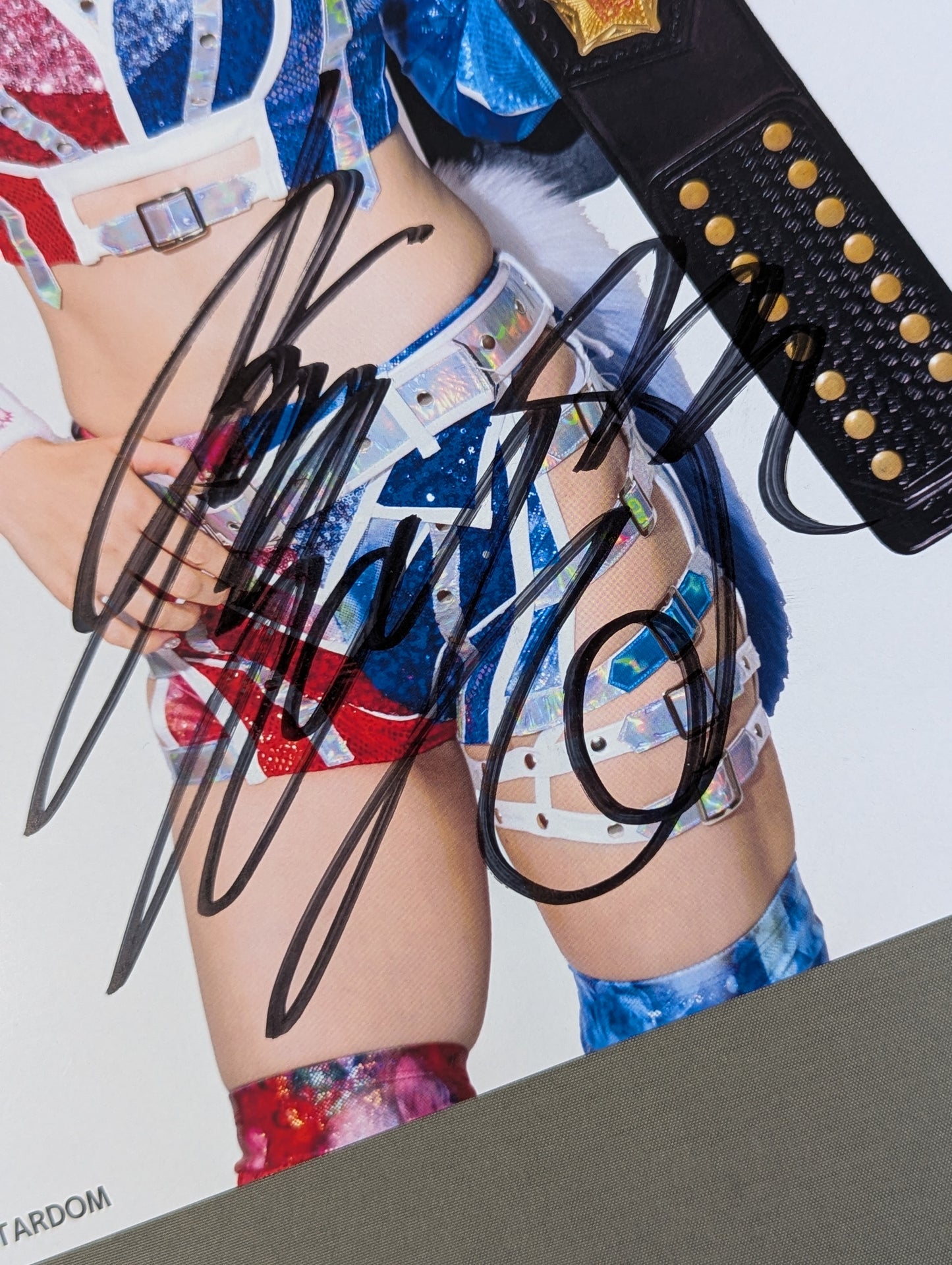 ★IWGP★ Mayu Iwatani hand signed autograph Stardom Pro-Photo (B-2)