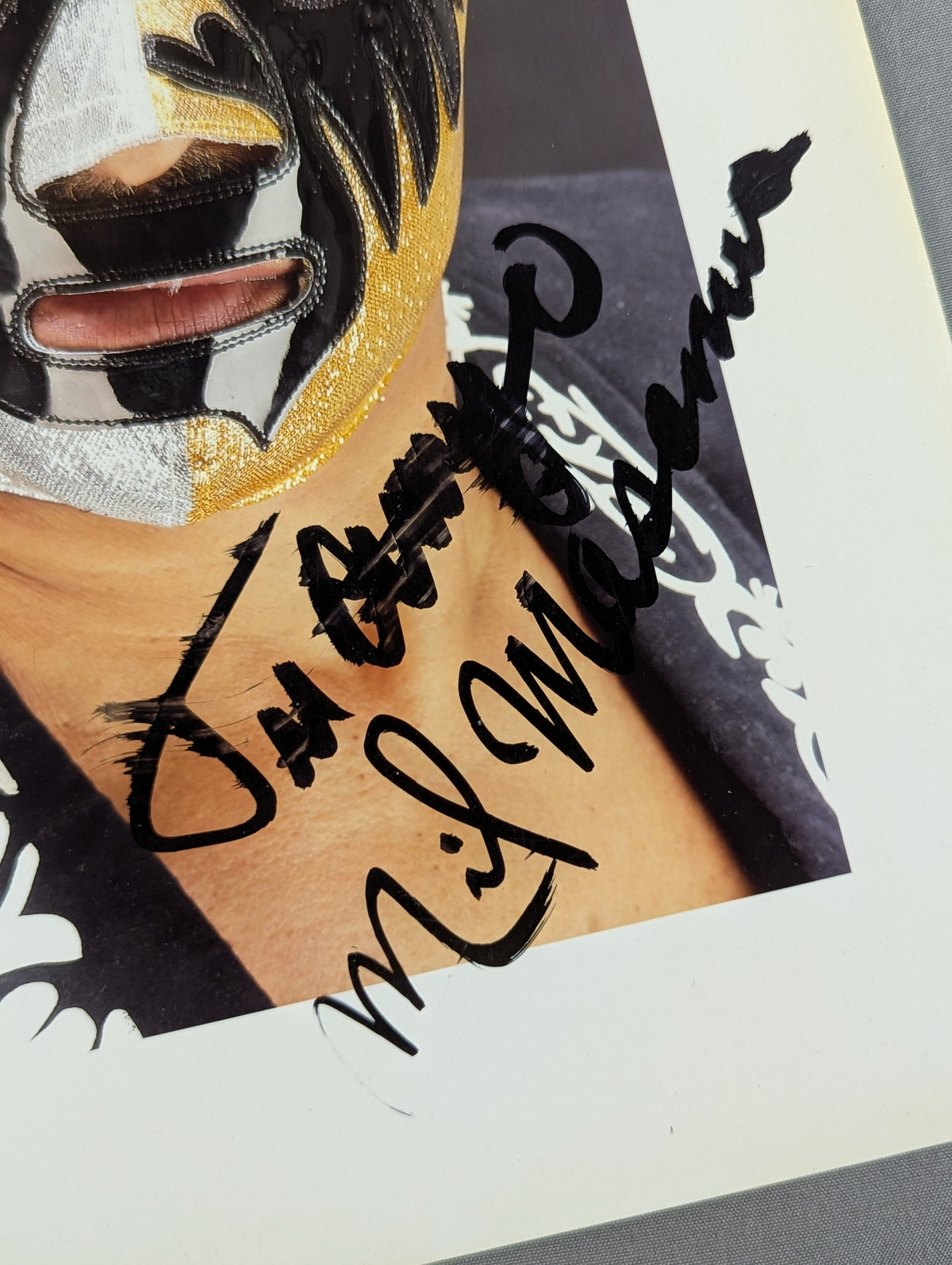 Mil Mascaras Weekly Gong 1000th Issue Commemorative Mask hand signed autograph Pro-Photo